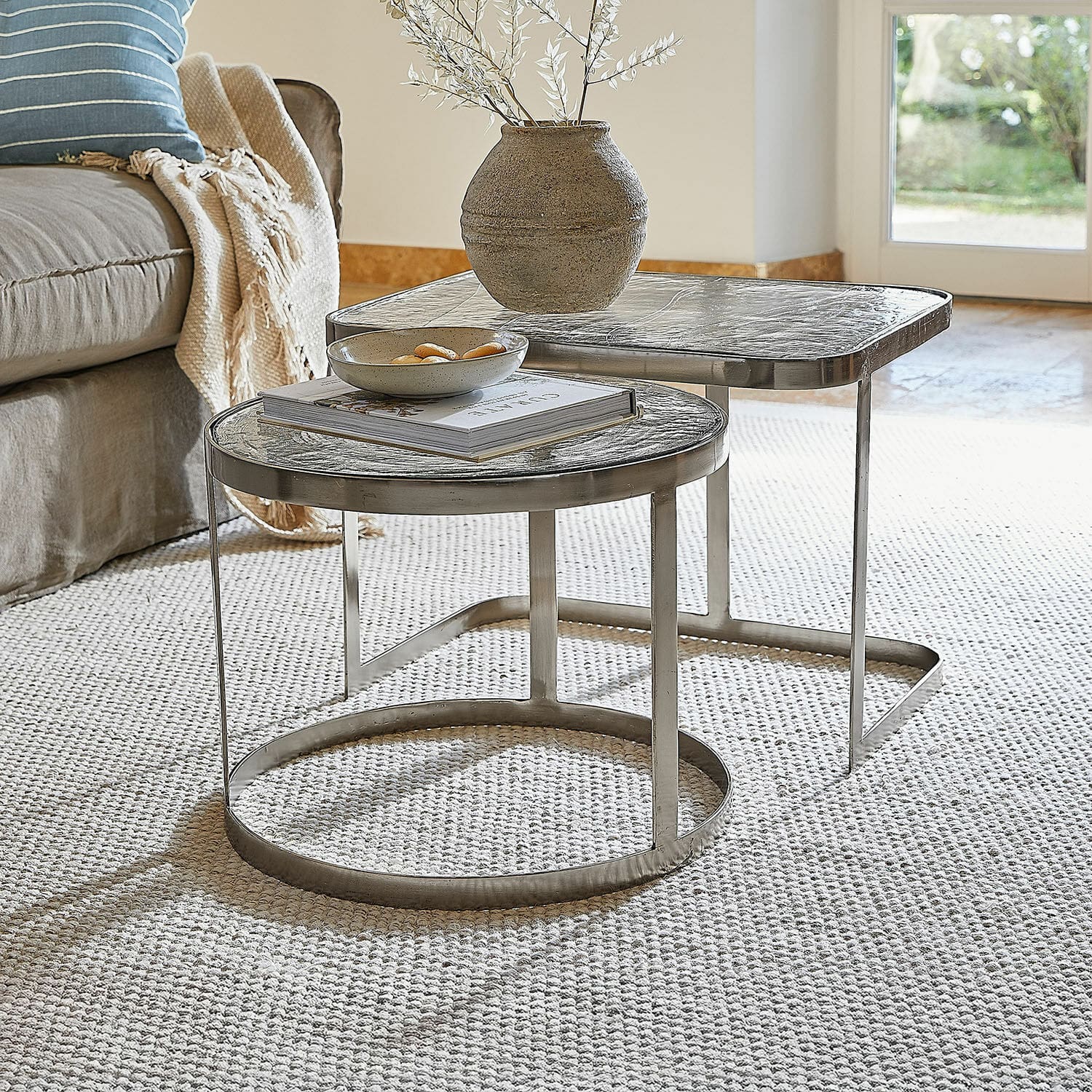 Couchtisch 2er Set Yvelissel Zweier-Set Couchtische mit Glasplatte und silbernem Metallgestell auf hellem Teppich