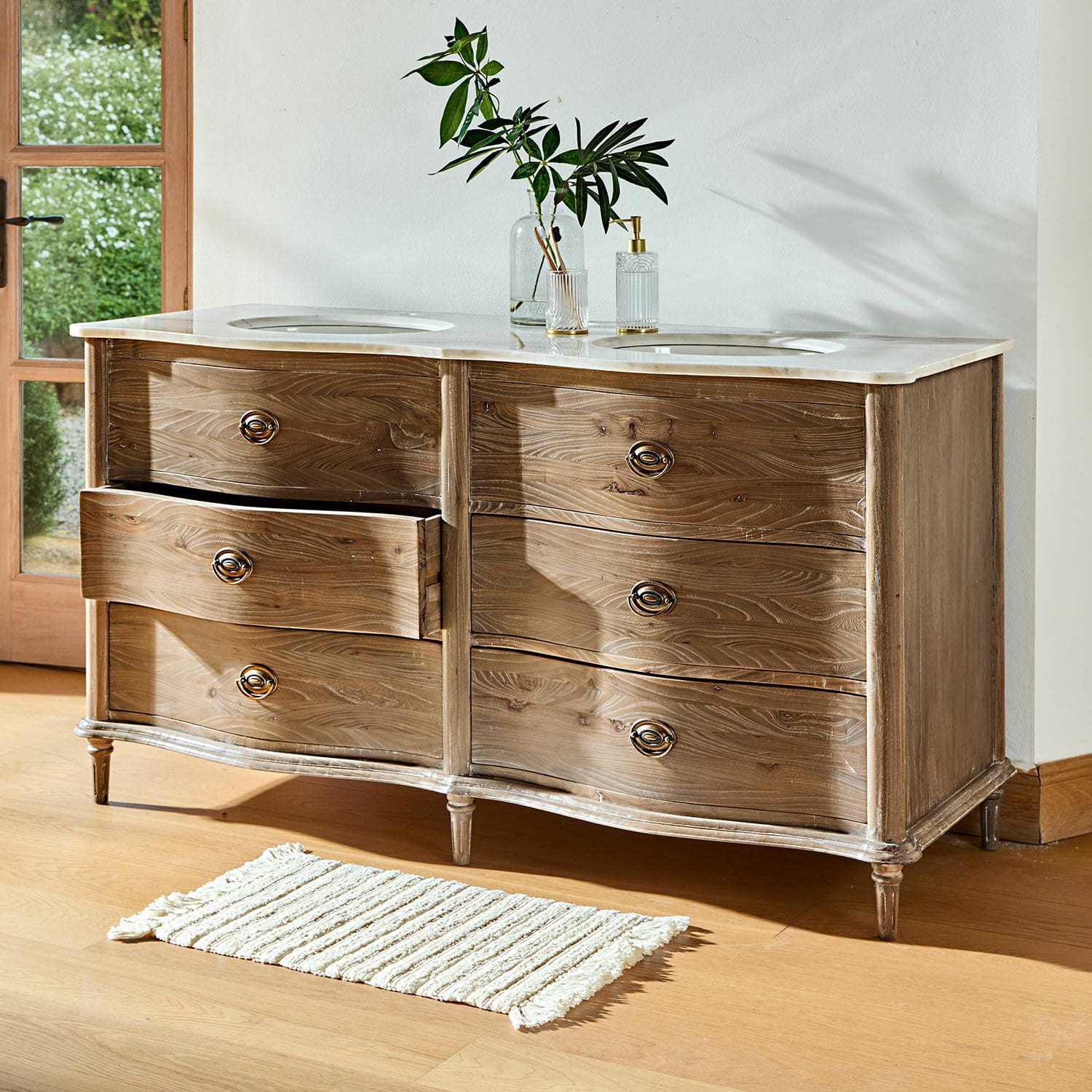 Holzkommode mit sechs Schubladen und hellem Marmorplatte für stilvolles Wohnzimmer