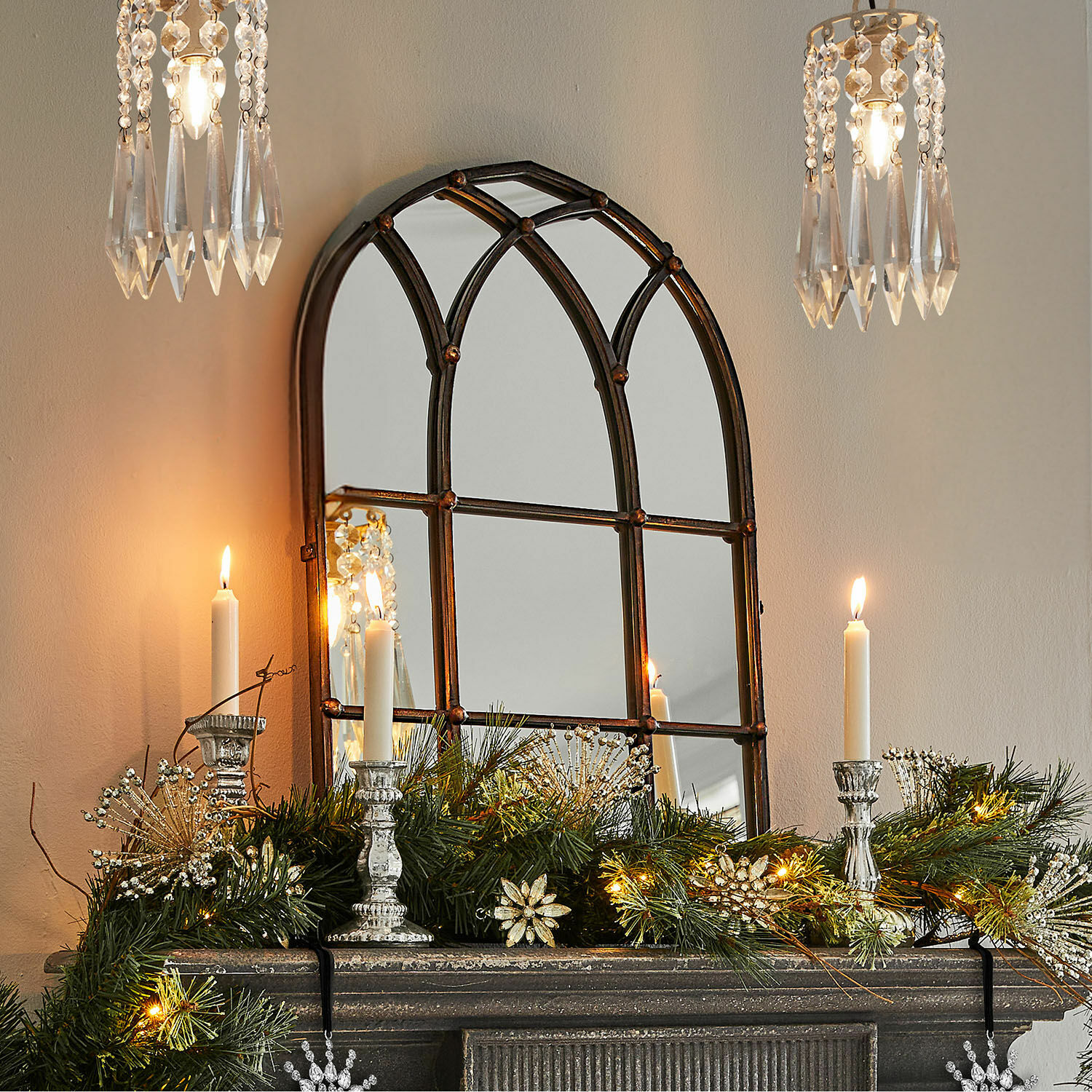 Spiegel Aprique Metallspiegel mit dekorativem Vintage-Rahmen über Kamin mit Weihnachtsdeko und Kerzen