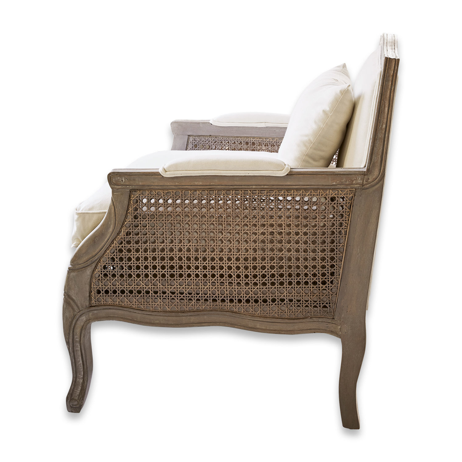 Klassisches Sofa aus Holz und Rattan in Braun mit cremefarbenen Kissen für Wohnzimmer