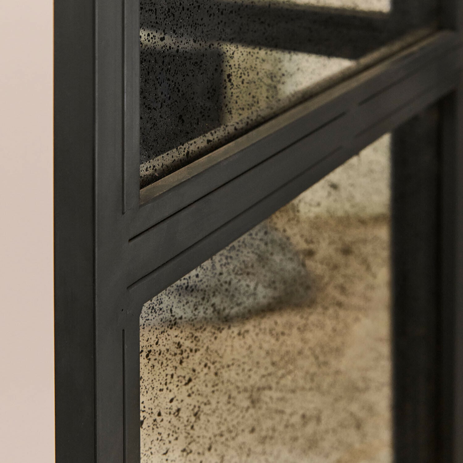 Schwarzer Metallrahmen mit gealtertem, gesprenkeltem Glas für Wohnkultur