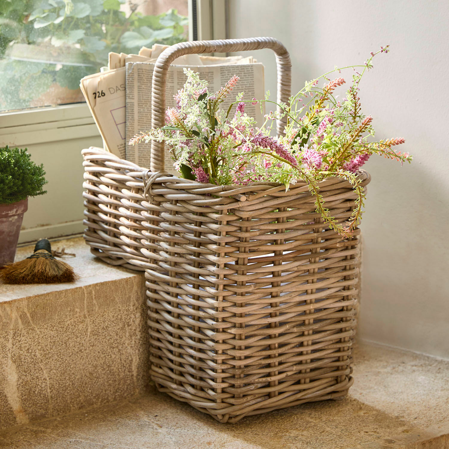 Korb Merveillette Natürlicher Rattankorb mit Blumen und Zeitungen, dekorativ und praktisch für Innenräume