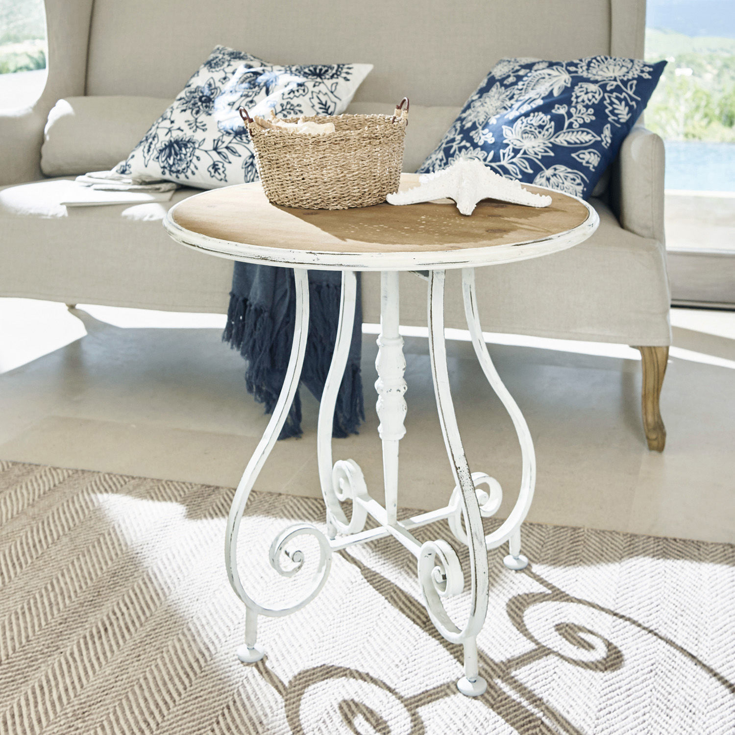 Runder Beistelltisch mit Holzplatte und weißem Metallgestell im Vintage-Stil für Wohnzimmer
