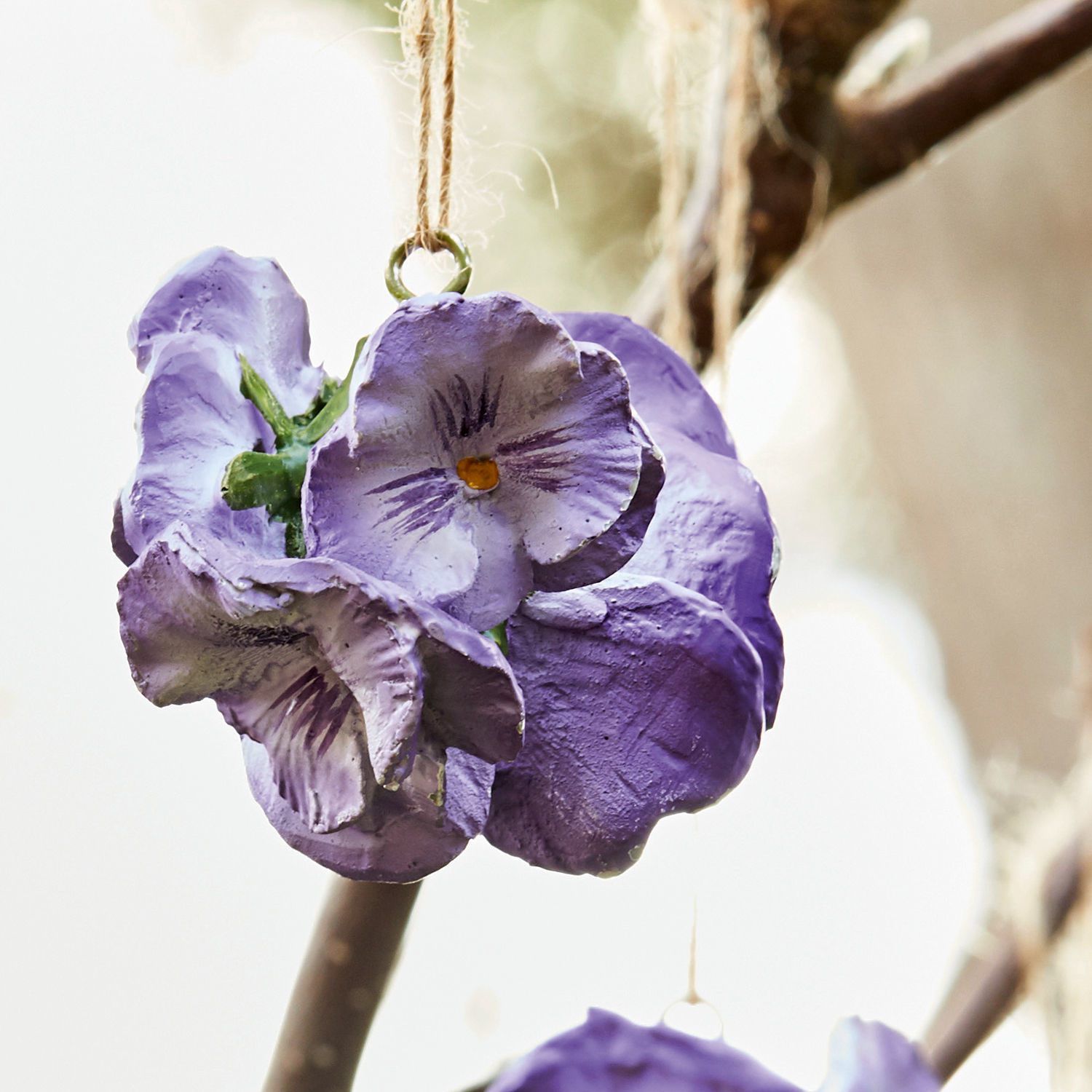 Lila Blumen-Dekoration aus Material, hängend an Schnur, Wohn- und Gartendekor