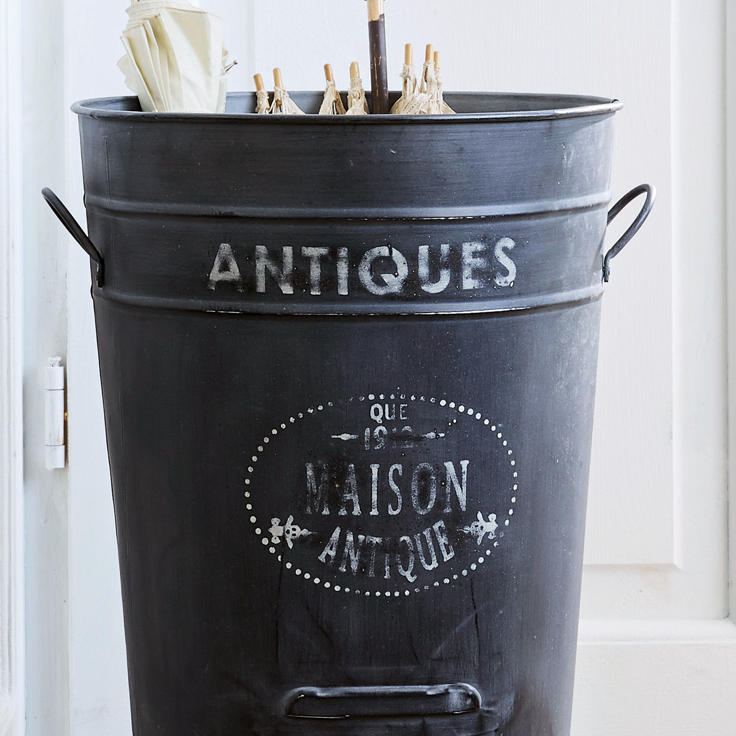 Schwarzer Metallbehälter mit Aufschrift ANTIQUES, vintage Deko für Zuhause und Aufbewahrung