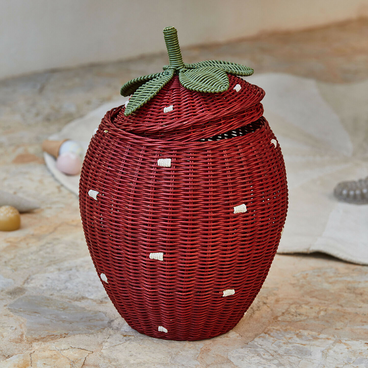 Erdbeerkorb Giggleberry Roter Korb aus Rattan in Erdbeerform mit grünen Blättern, dekorativer Aufbewahrungsbehälter