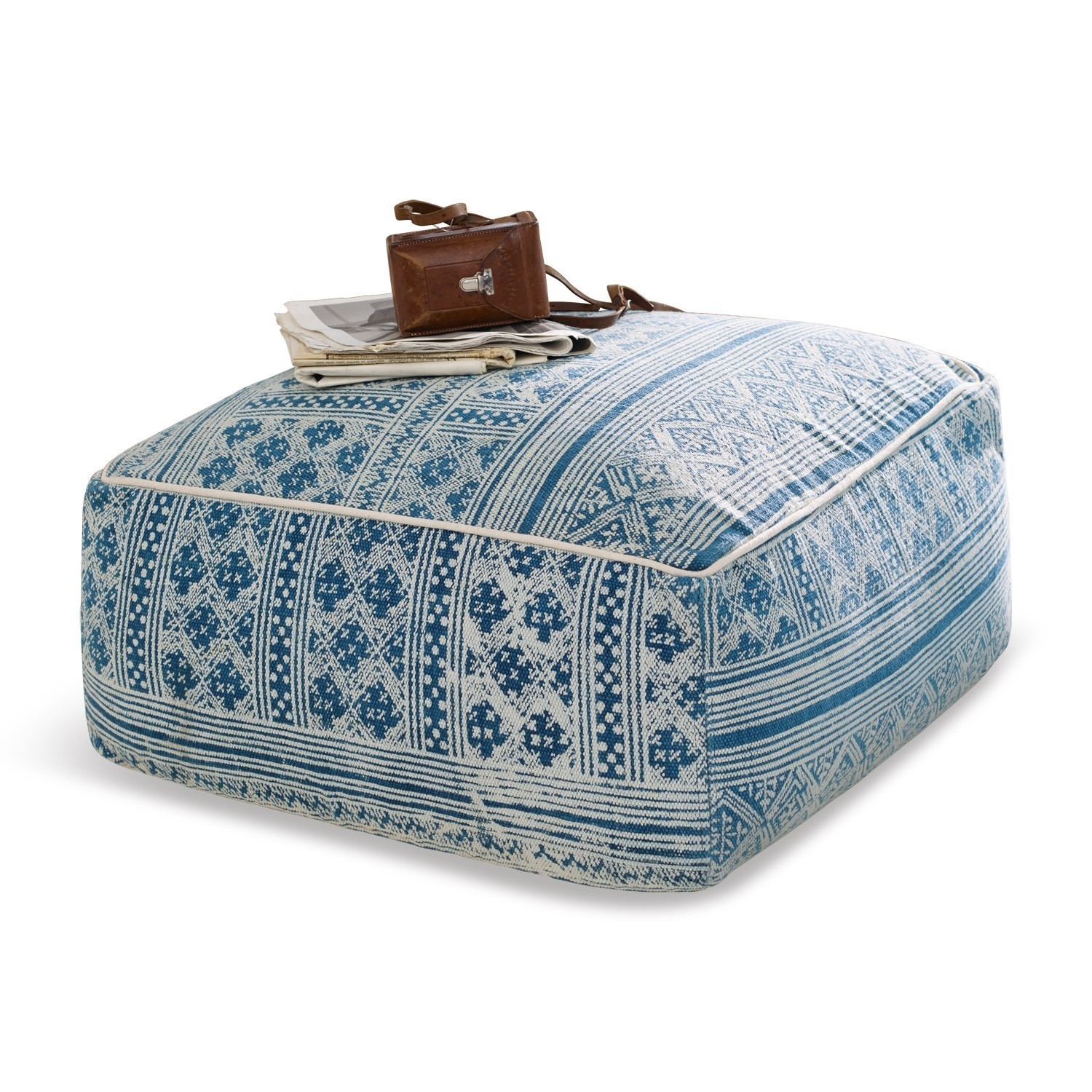 Quadratischer Baumwoll-Pouf mit blau-weißem Ethno-Muster, dekorativ und bequem