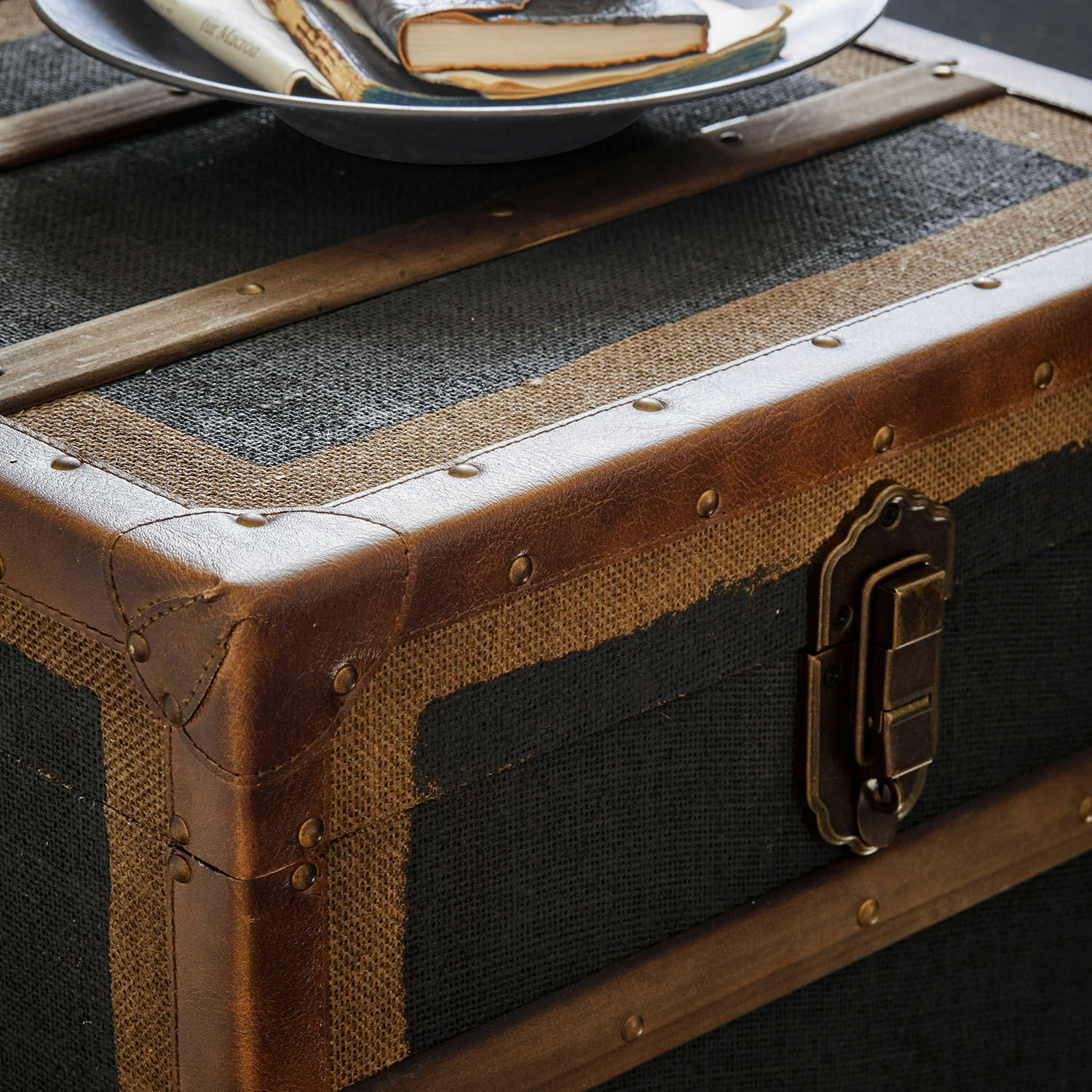 Dekorative Truhe aus braunem Leder und schwarzem Leinen mit Metallschloss im Vintage-Stil