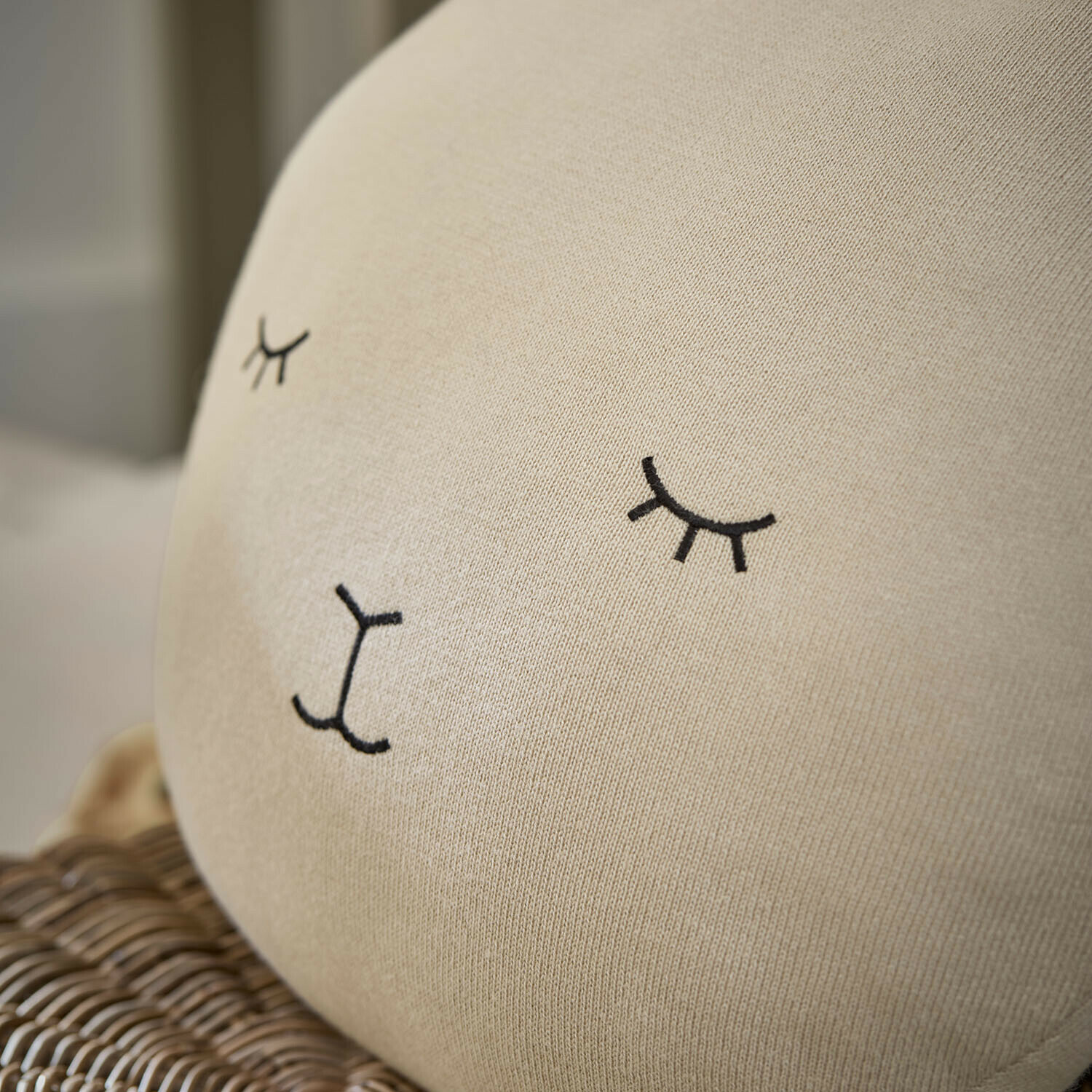 Beige Kissen aus weichem Stoff mit schwarzem Tiergesicht-Stick, Dekoration fürs Kinderzimmer