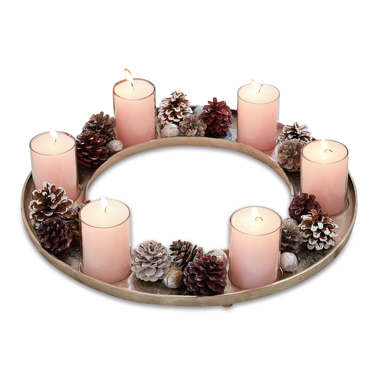 Runder Metall-Kerzenhalter mit rosa Kerzen und dekorativen Zapfen für Weihnachten