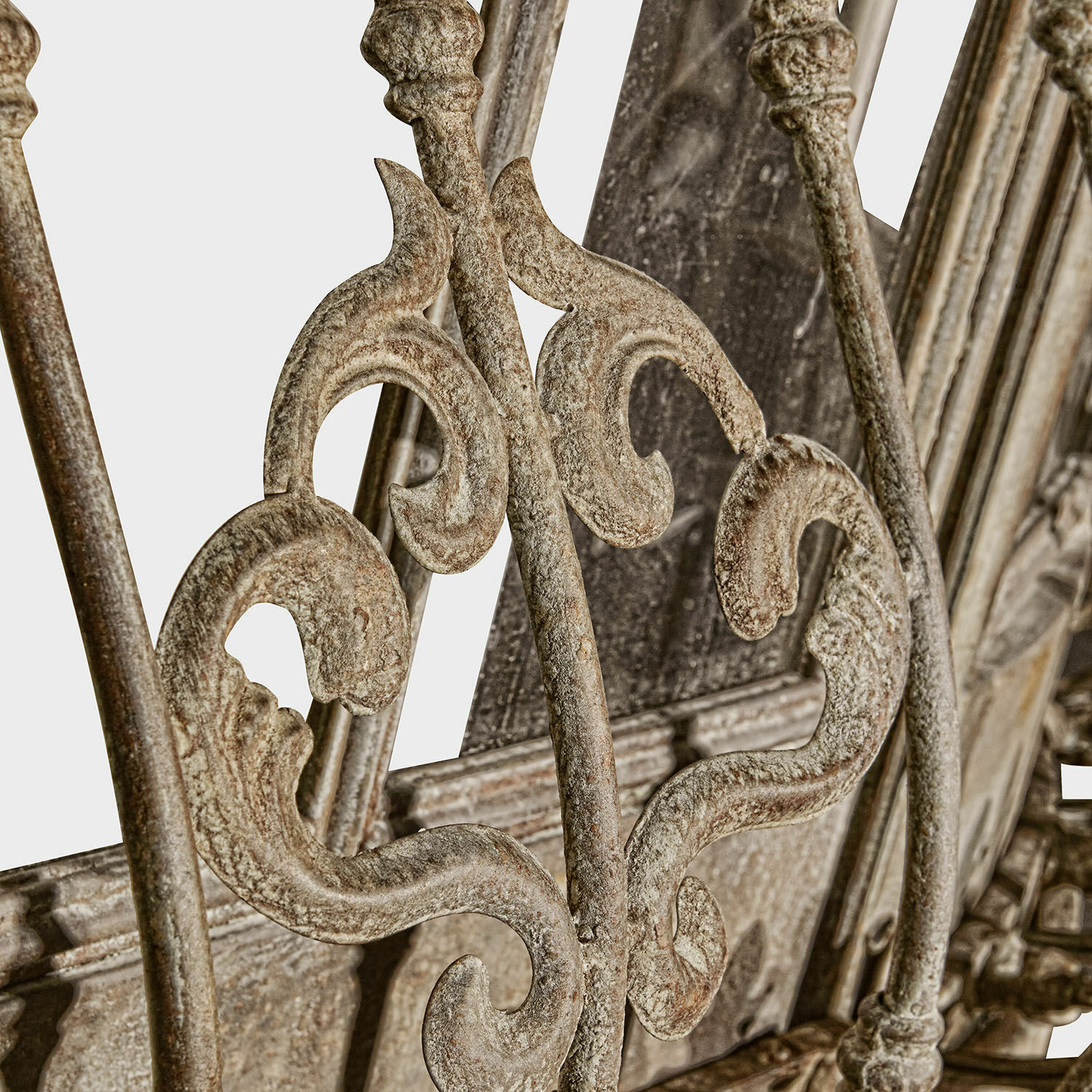 Dekorativer Metallornament in antikem Braunton für Vintage-Interieur
