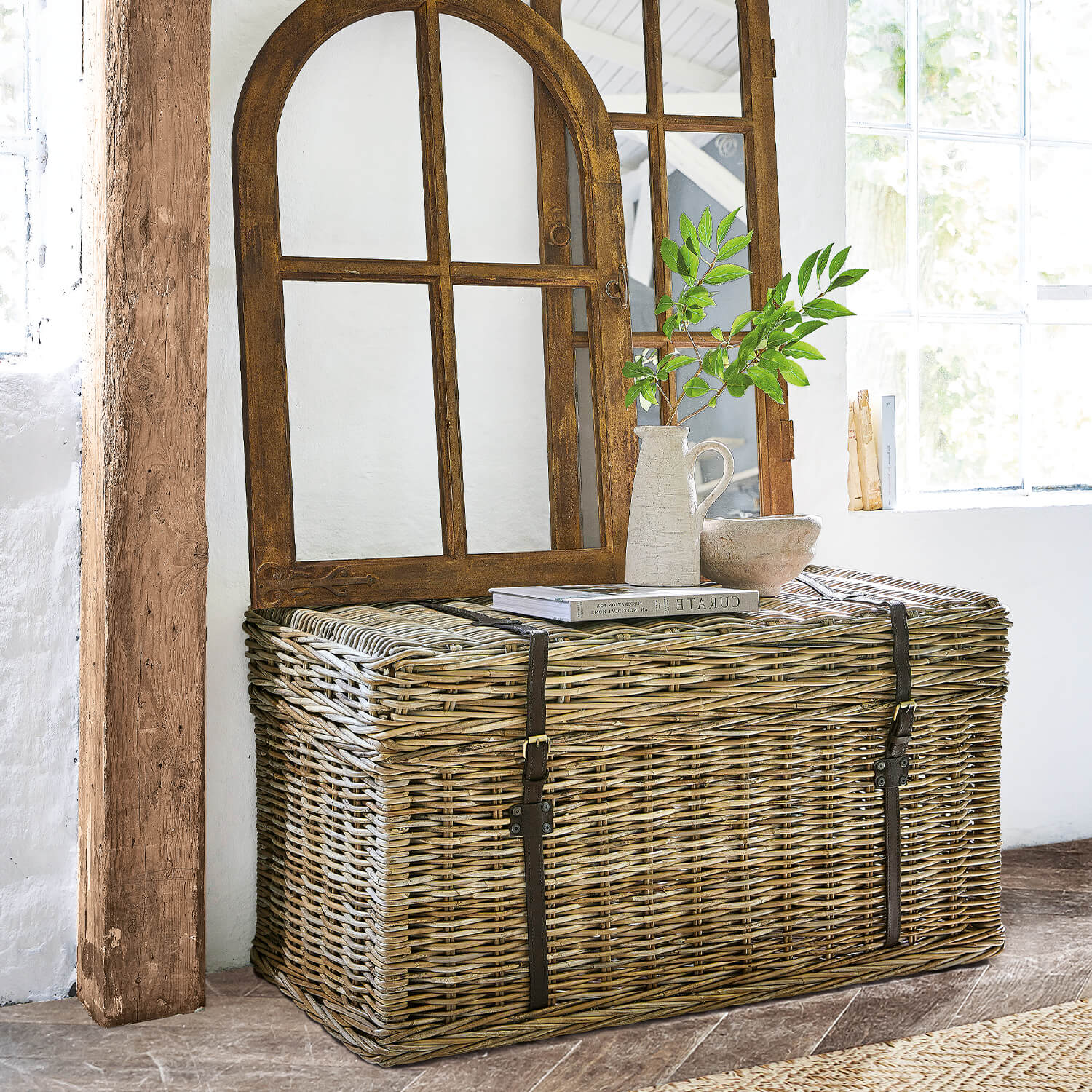Große Rattankiste in Naturfarbe mit Kunstlederriemen im Vintage-Stil zur Aufbewahrung