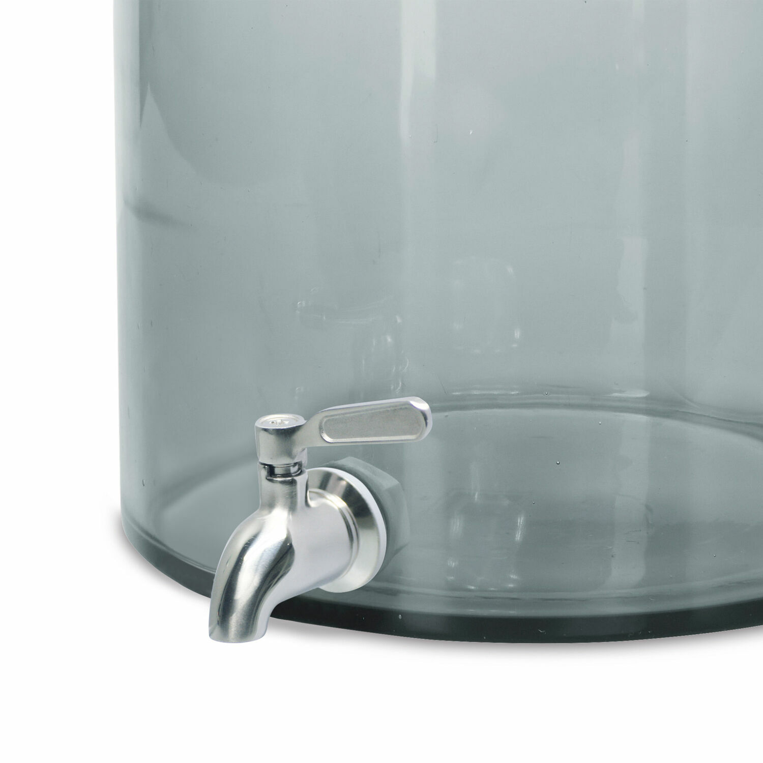 Metallhahn an grauem Glasbehälter, praktischer Wasserspender für Getränke