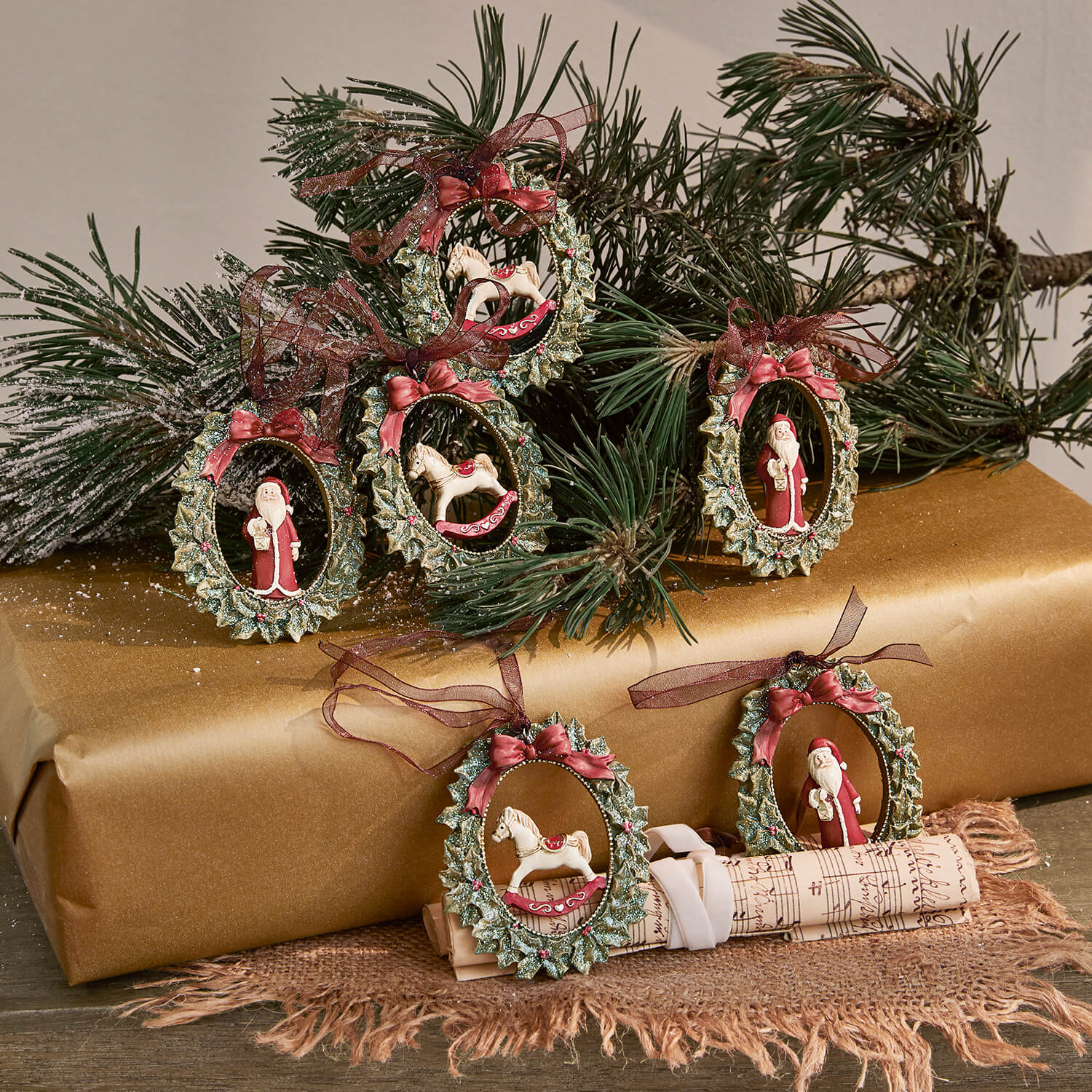 Set Weihnachtsanhänger mit grünen Kränzen, roten Schleifen und Figuren von Weihnachtsmann und Schaukelpferd