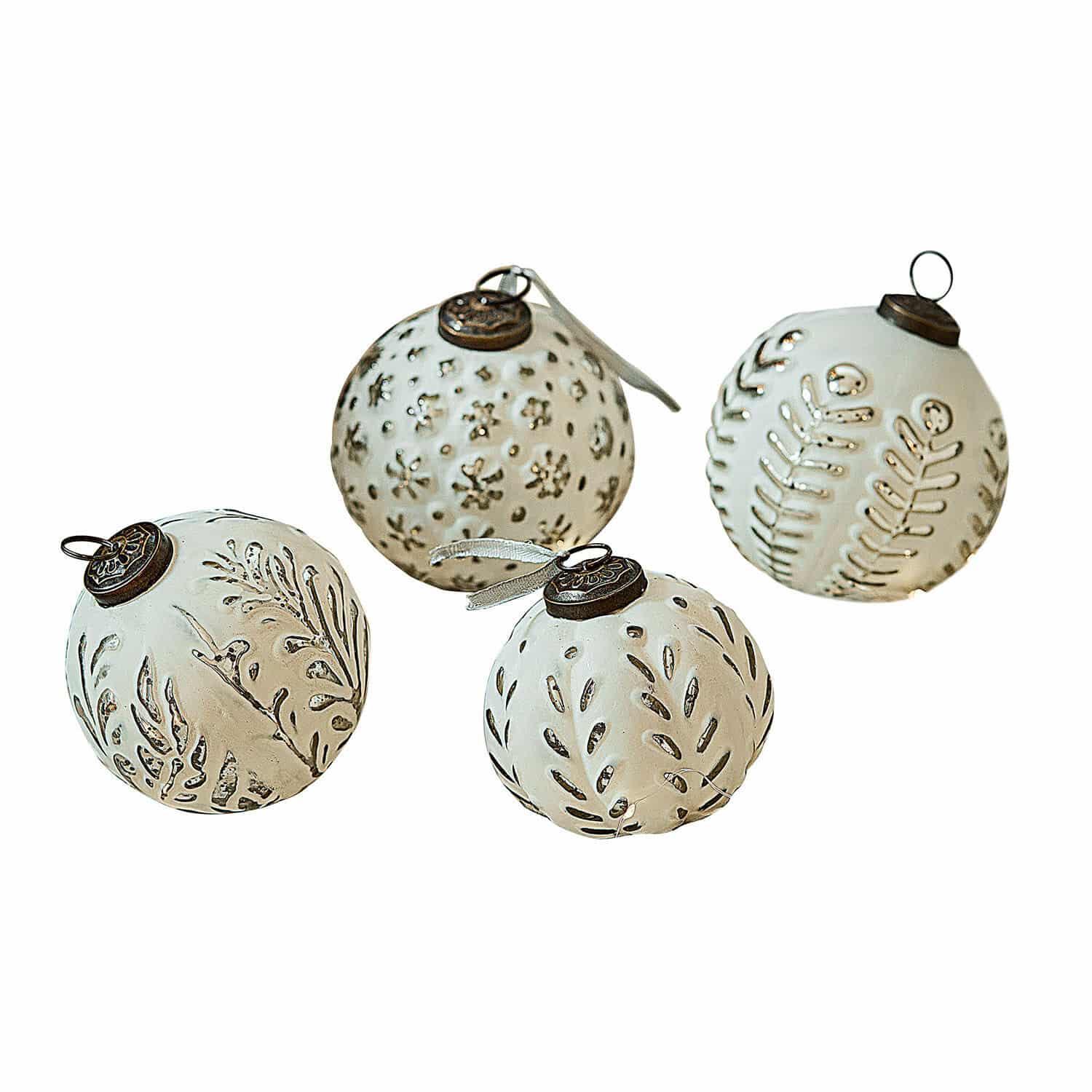 Weihnachtsschmuck 4er Set Consac Set aus vier weißen Weihnachtskugeln mit Metallmustern und Aufhängern für festliche Dekoration