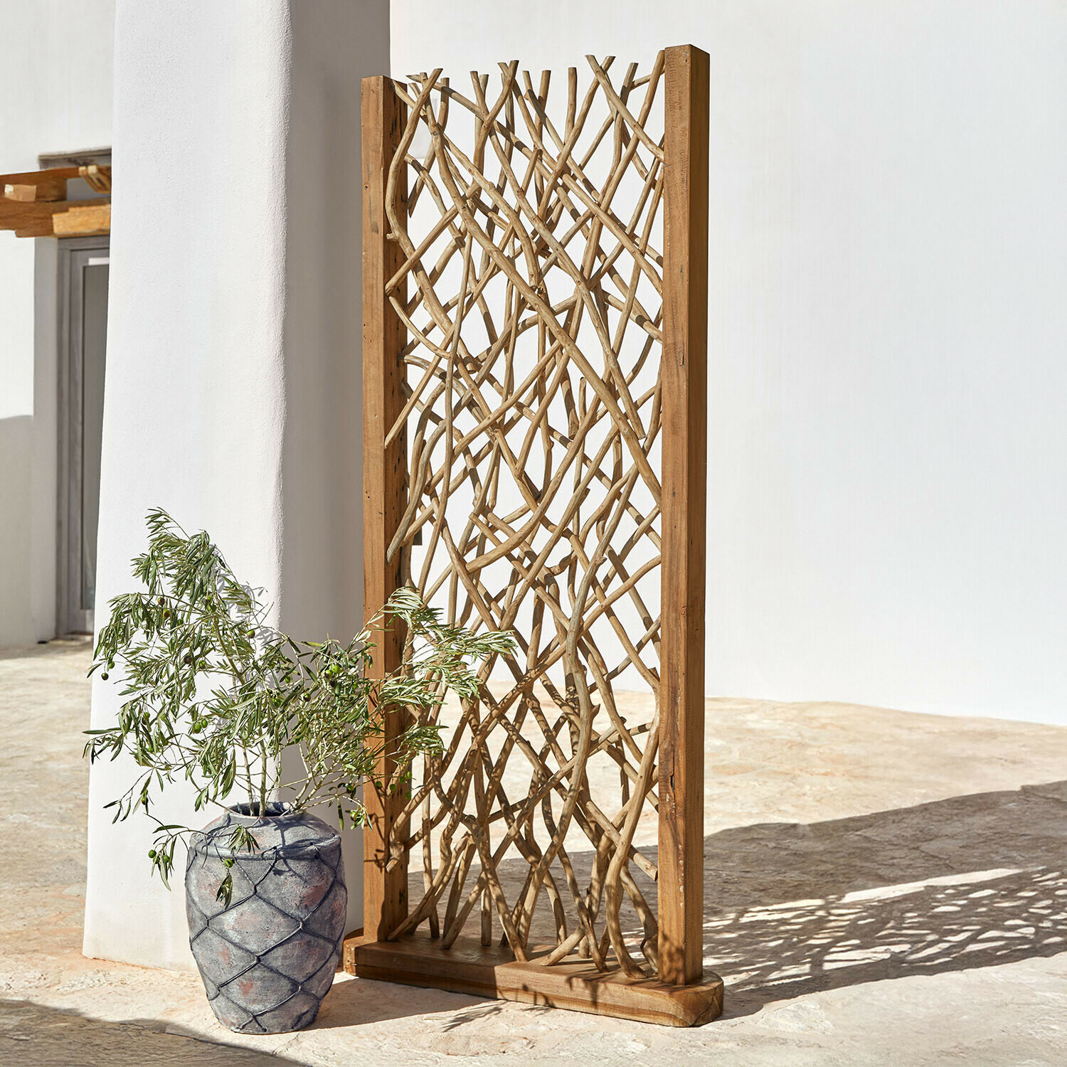 Natürlicher Raumteiler aus Holz und hellen Ästen, dekorativ für Garten und Wohnraum