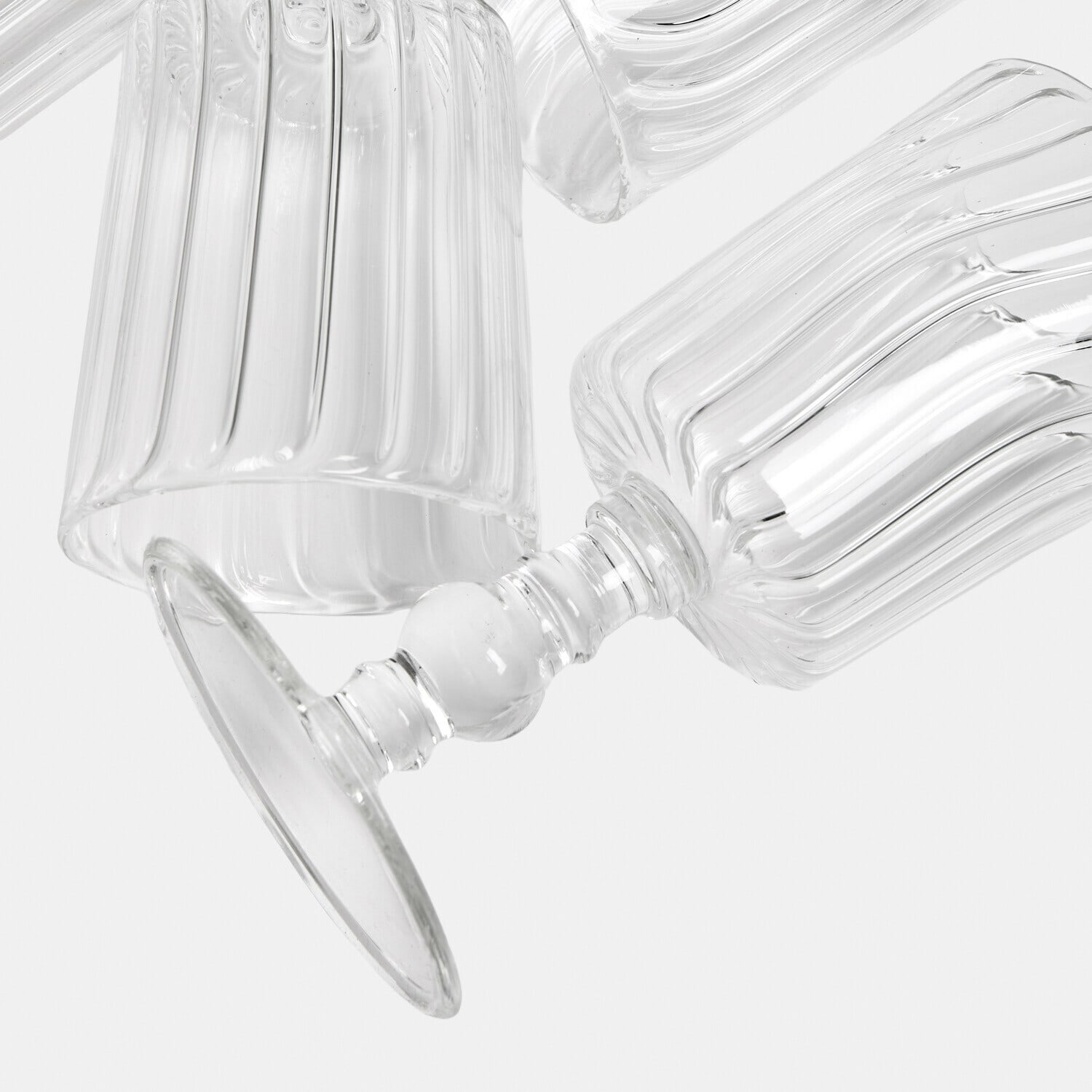 Transparente Gläser aus geriffeltem Glas mit Stiel, elegante Trinkgefäße