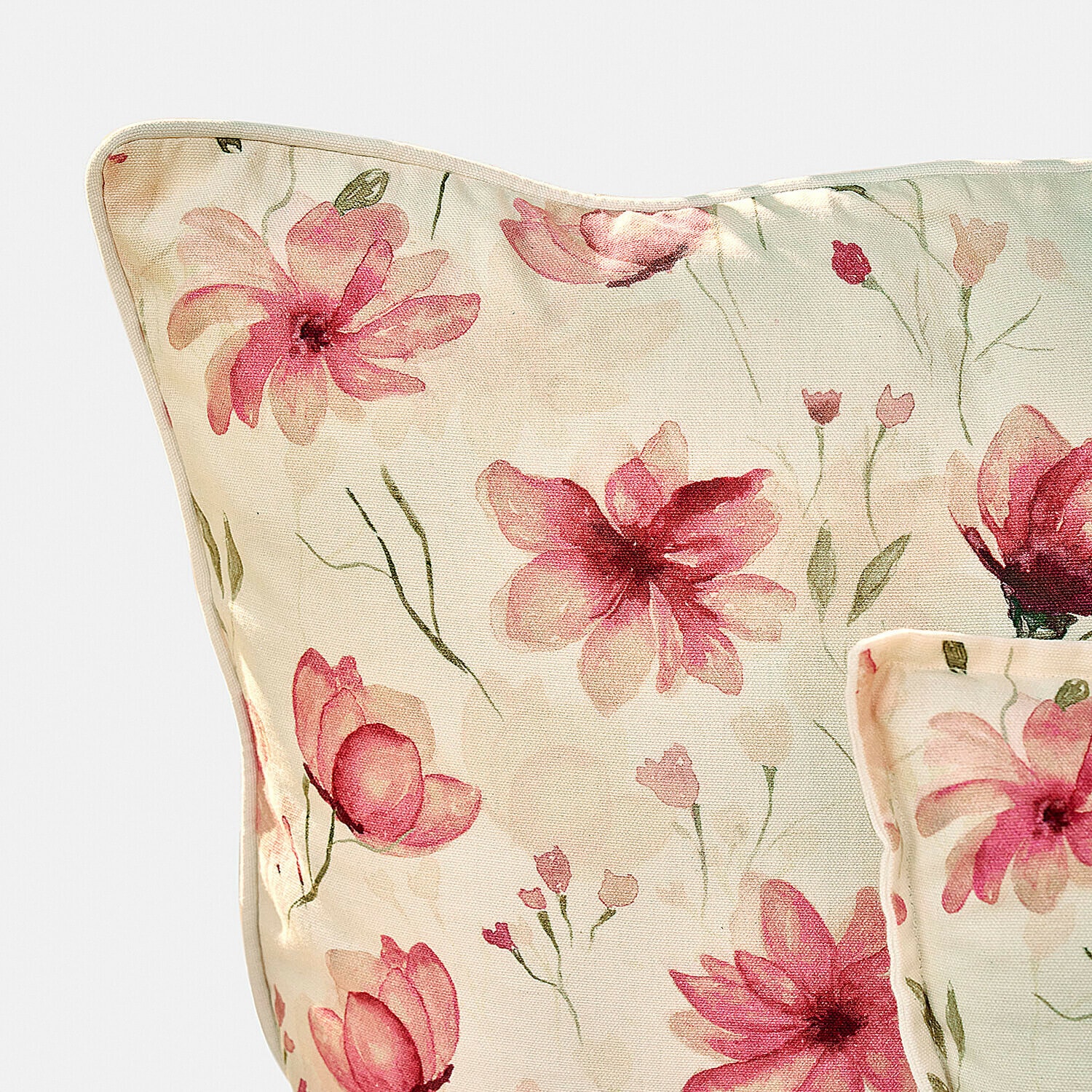 Baumwoll-Kissenhülle in Creme mit rosa Blumenmuster, dekoratives Wohnaccessoire für Sofa