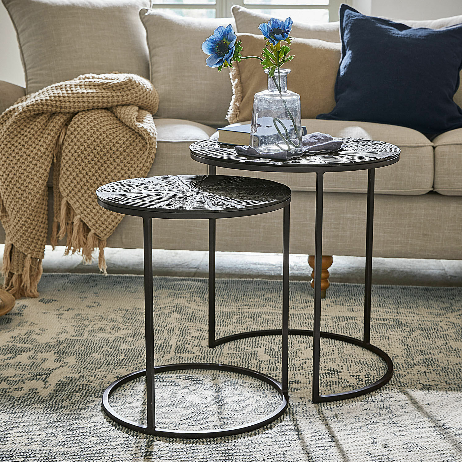Beistelltisch 2er Set Petrosini Zweier-Set schwarze Metall-Couchtische mit dekorativen Tischplatten im Wohnzimmer mit beigem Sofa