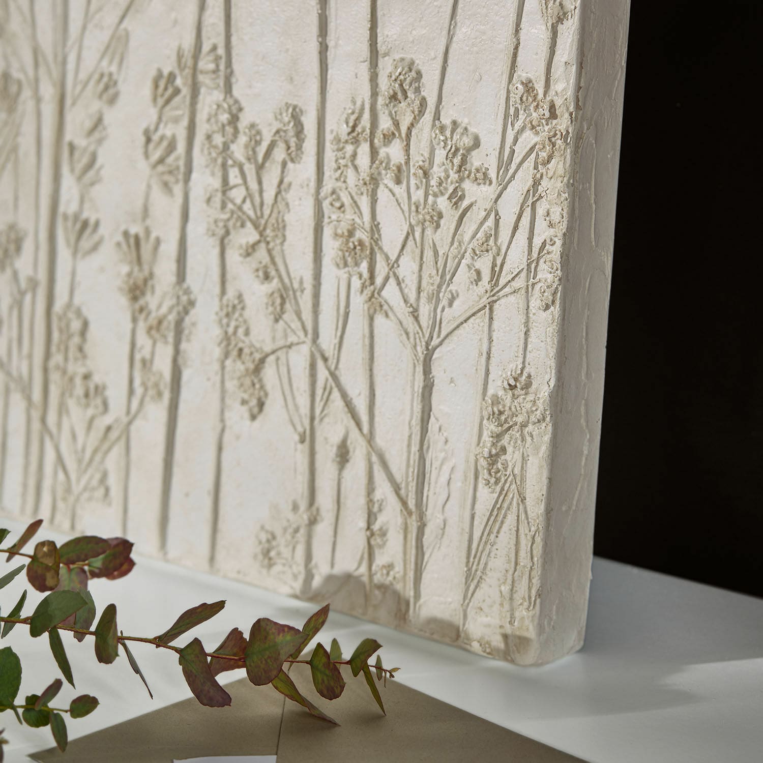 Dekorative Wandplatte aus Gips in Creme mit floralem Relief, stilvolles Wohnaccessoire
