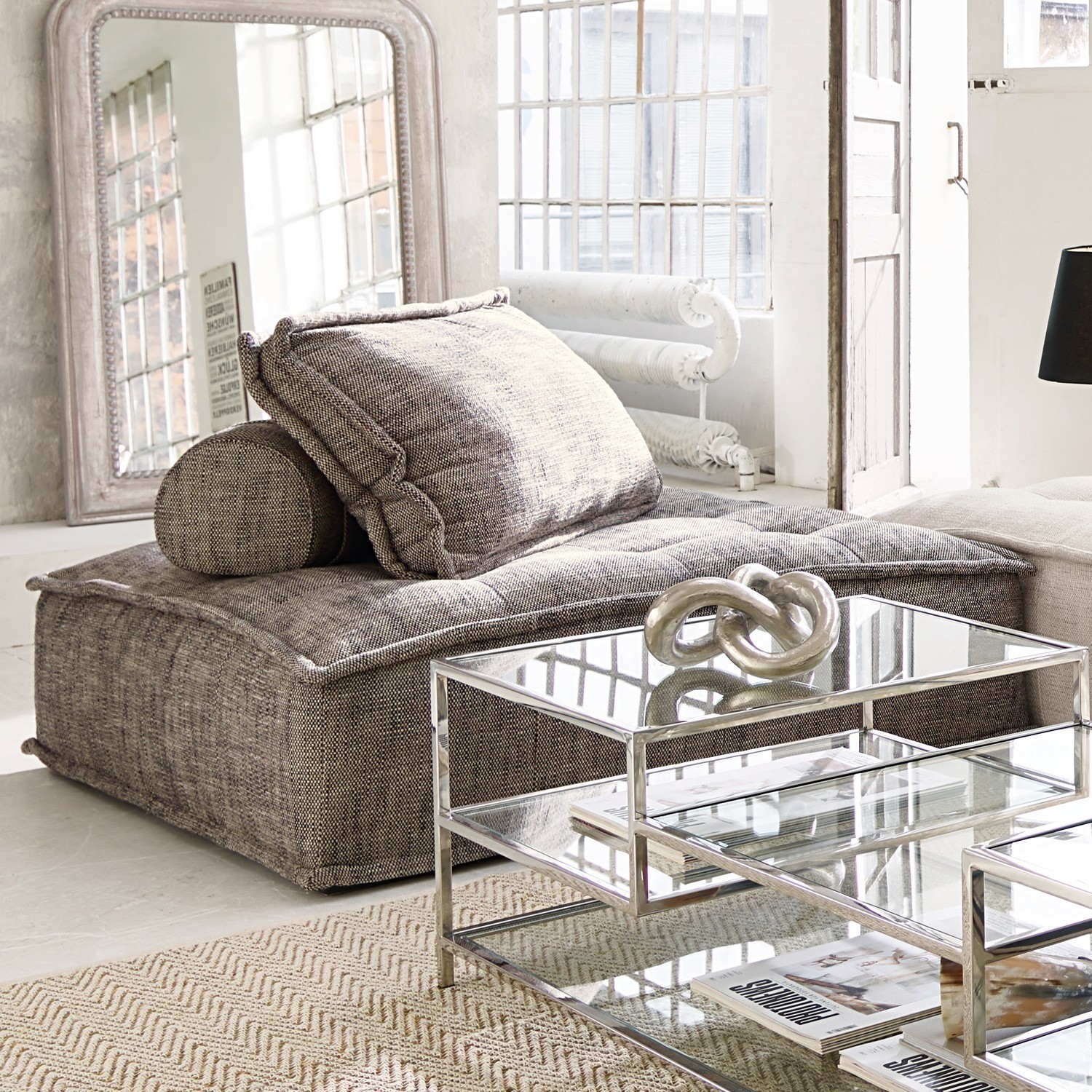 Loungesofa Tesshill Graues Stoffmodulsofa mit Kissen und Glastisch in hellem Wohnzimmer