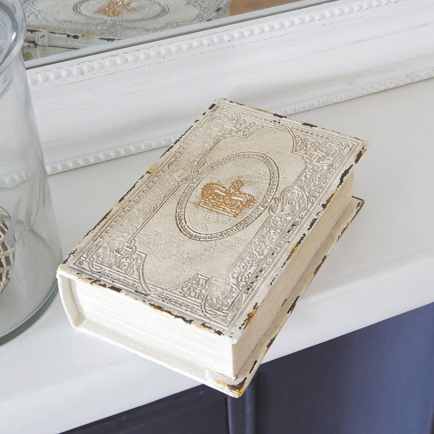 Buchschatulle Anglure Dekorative weiße Metallbox in Buchform mit goldener Krone und antikem Look