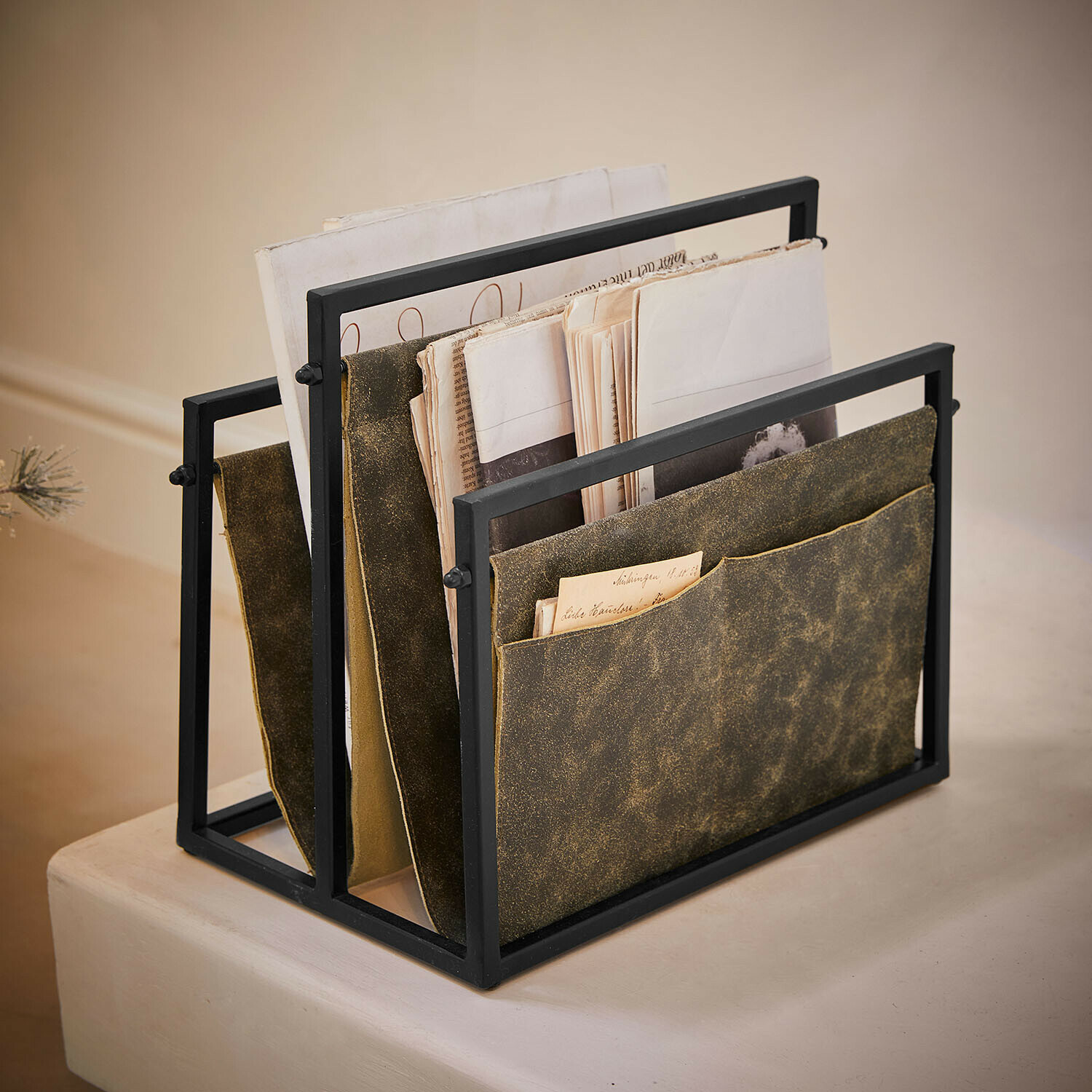 Zeitschriftenhalter Larkwoods Dokumentenhalter mit schwarzem Metallrahmen und braunem Leder, praktisch für Büro und Zuhause