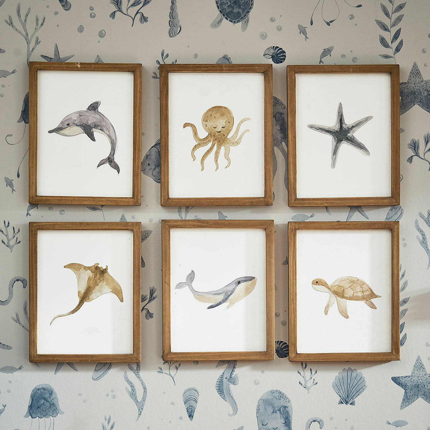 Bild 6er Set Nibblu Sechsteiliges Set Holzrahmen mit Aquarellbildern von Meerestieren an Wand mit Ozean-Motiv