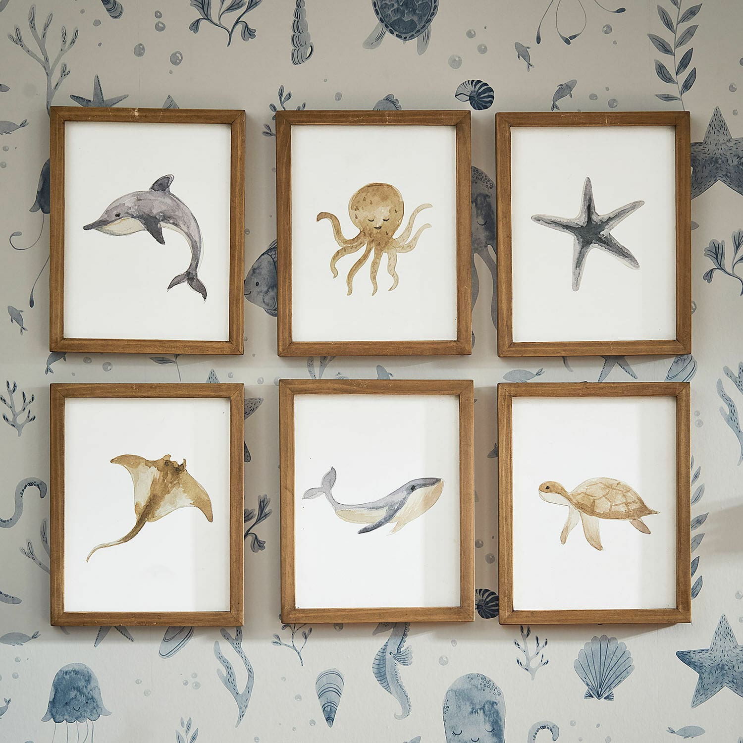 Bild 6er Set Nibblu Sechsteiliges Set Holzrahmen mit Aquarellbildern von Meerestieren an Wand mit Ozean-Motiv