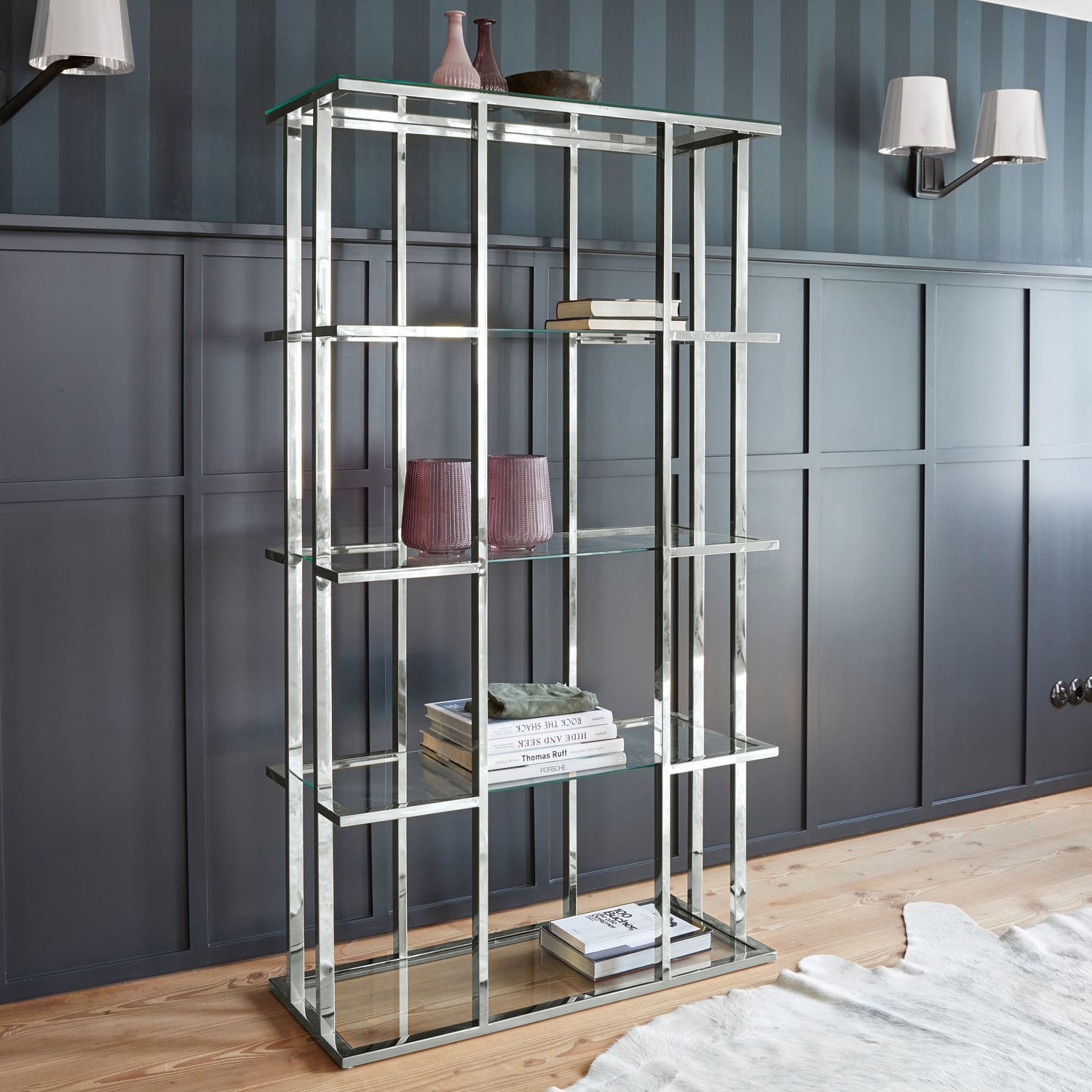 Moderne Glas- und Metallregal mit Spiegelrahmen in elegantem Wohnzimmer