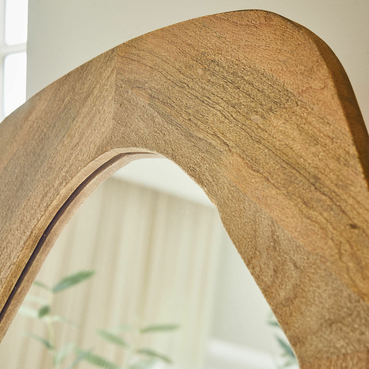 Holzrahmen eines Spiegels in natürlicher Farbe mit sichtbarer Maserung, stilvolle Wohnraumdekoration