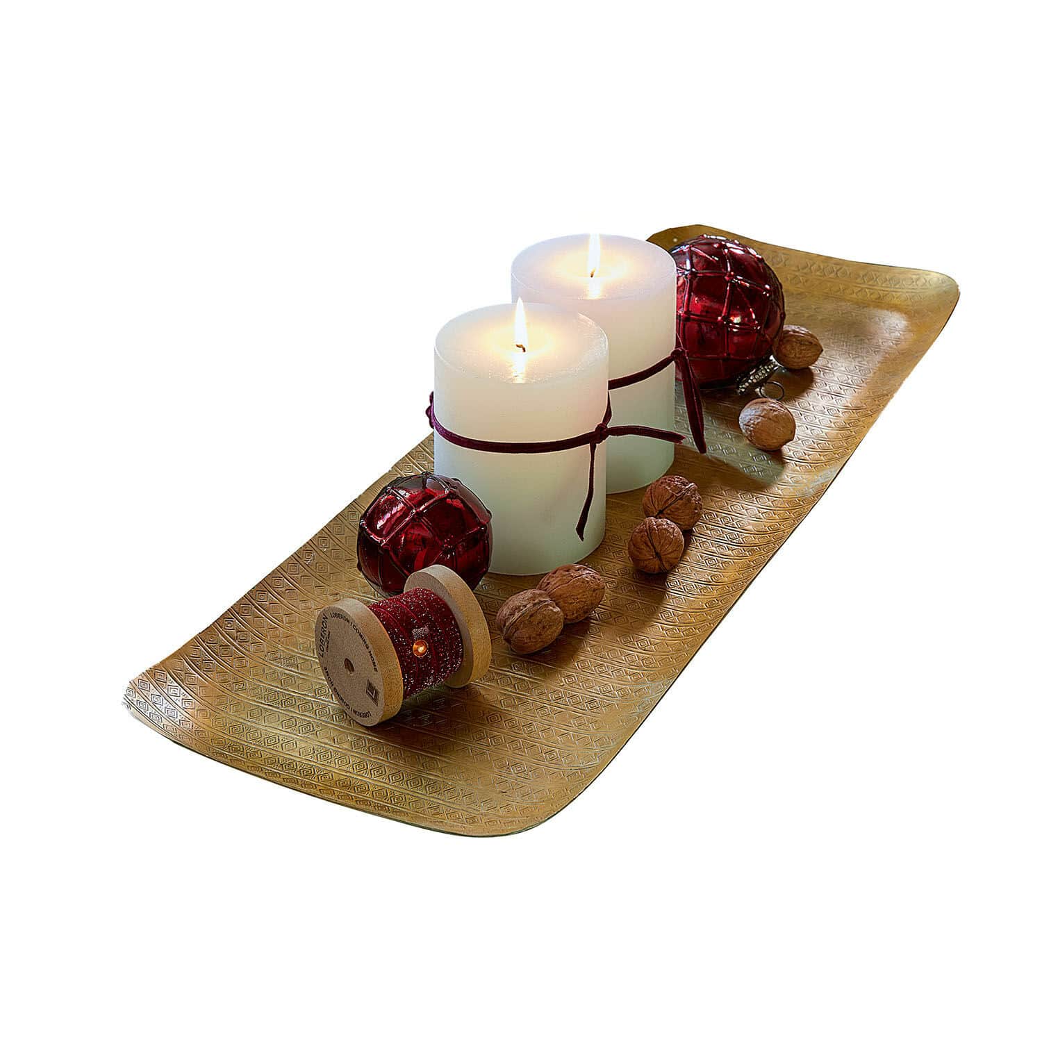 Tablett Élodine Goldene Metallplatte mit zwei weißen Kerzen, Walnüssen und roten Weihnachtsdekorationen