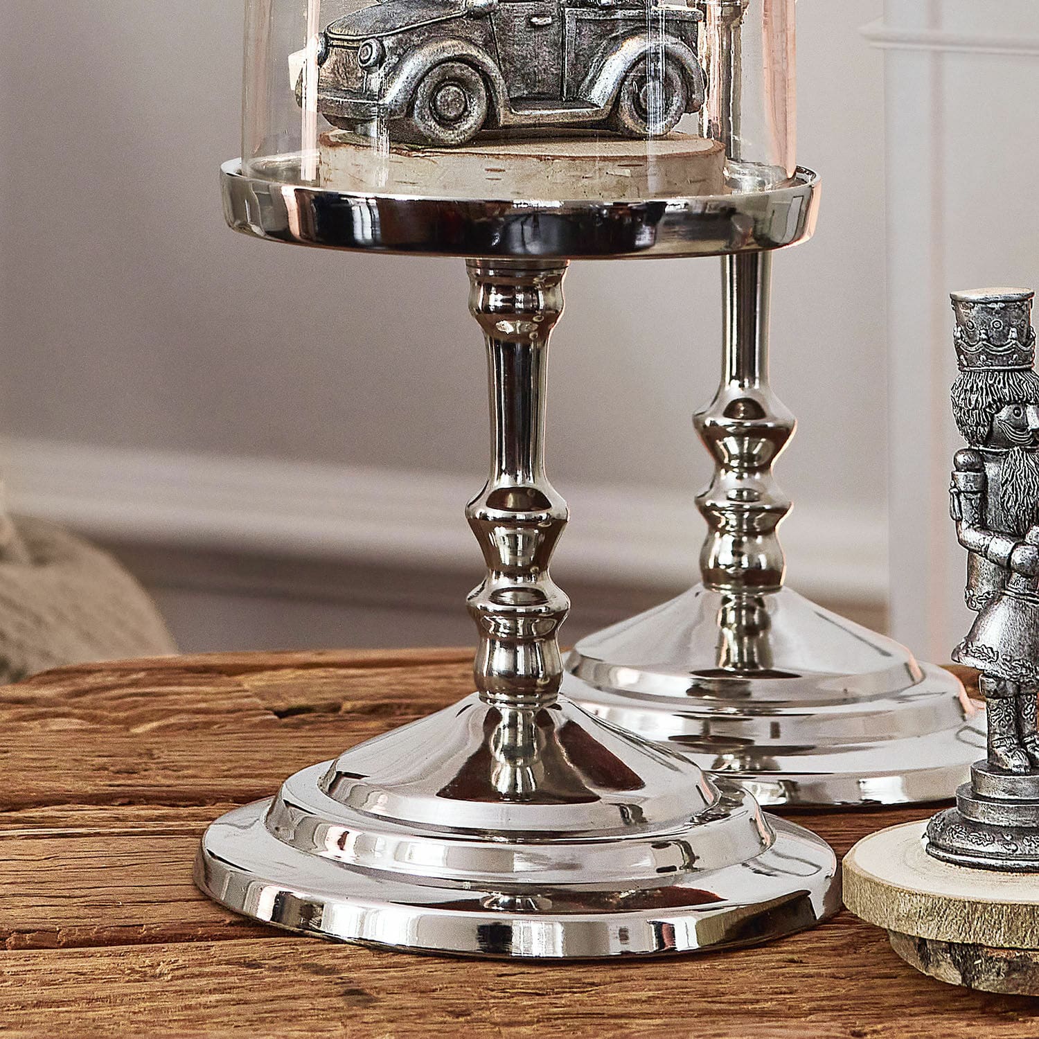 Dekorativer silberner Edelstahlständer auf Holztisch, elegante Vintage-Dekoration