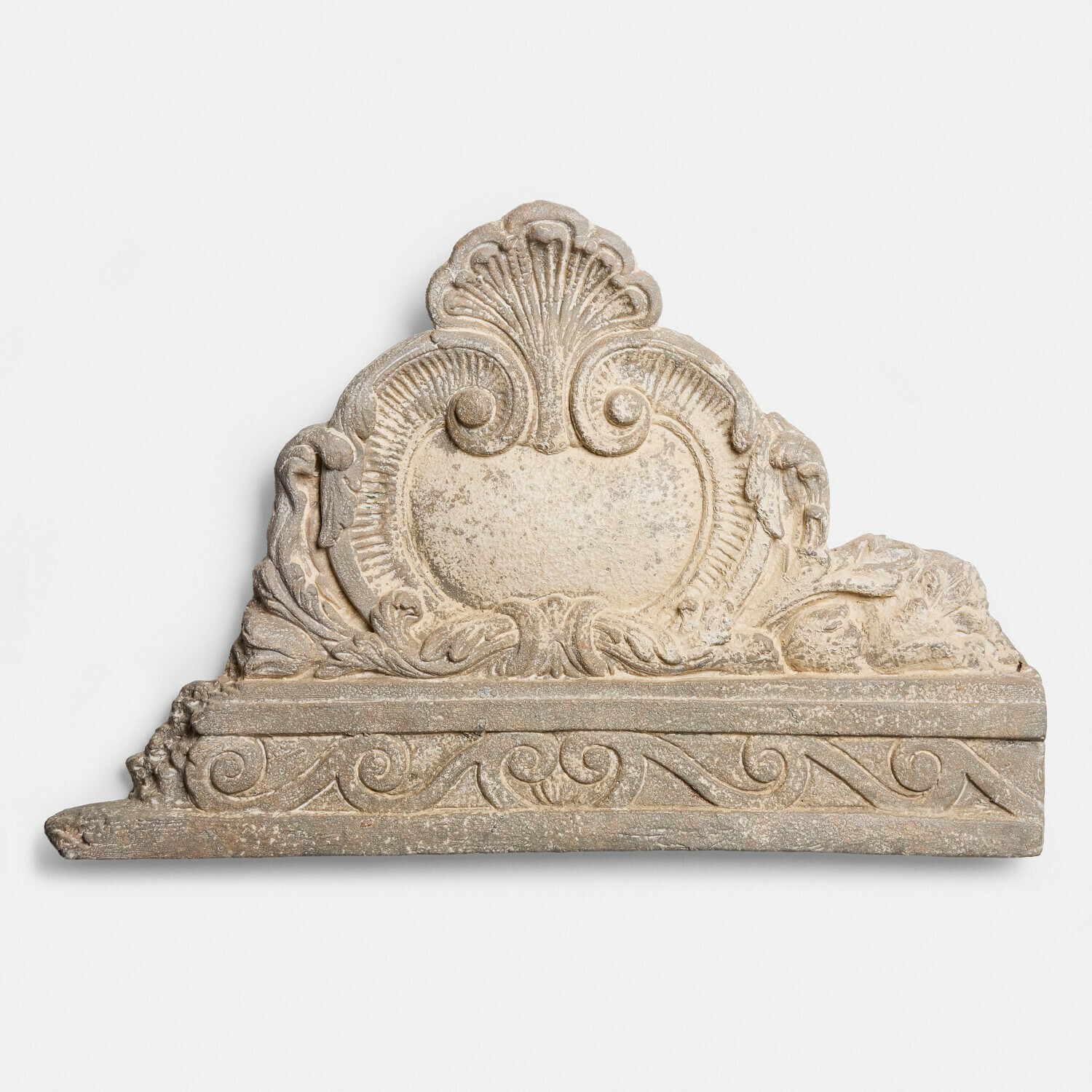 Wandornament Saveraux Verziertes Relief aus beigem Stein mit Muschel- und Blattmotiven, Wanddekoration