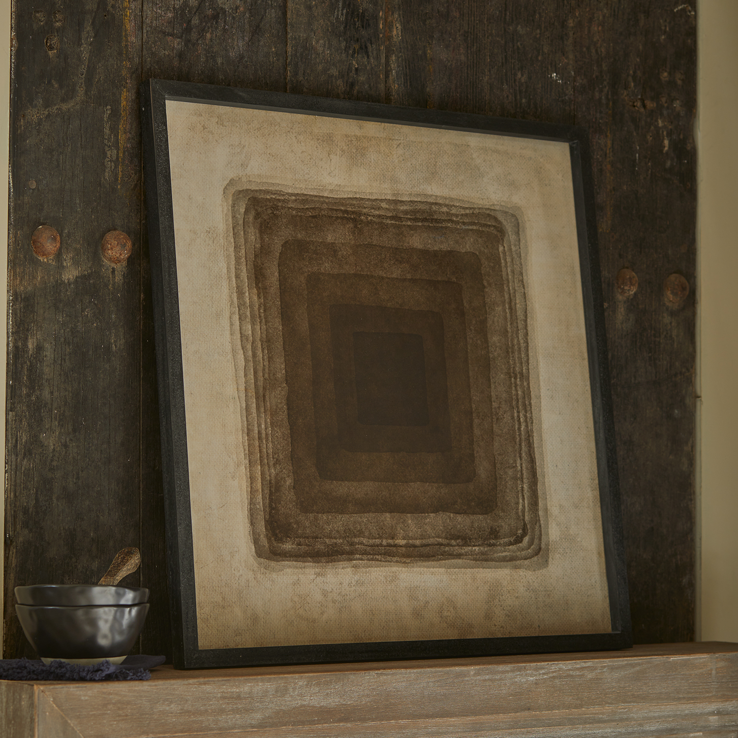 Dekoratives Bild mit geometrischem Quadratmuster in Brauntönen auf beigem Hintergrund