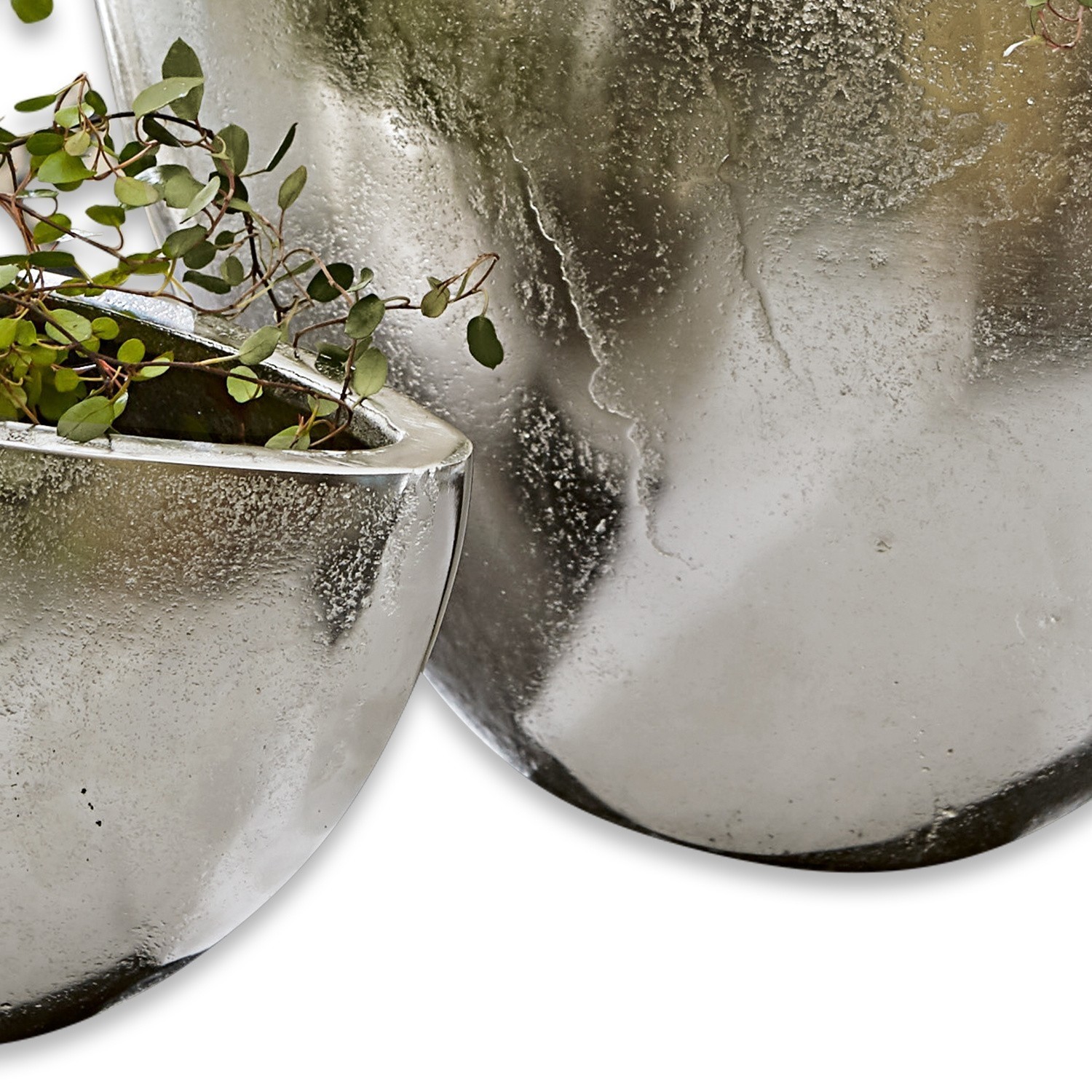 Dekorativer silberner Metall-Blumentopf mit grünen Blättern, moderner Wohnaccessoire