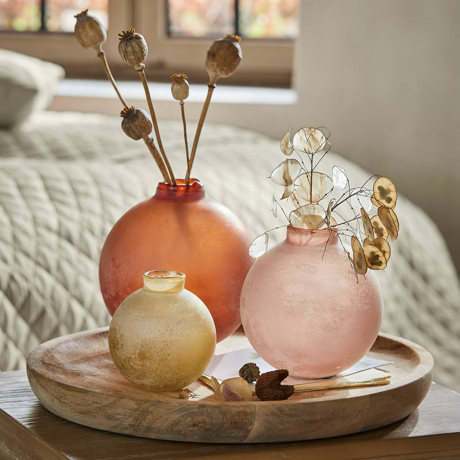 Vase 3er Set Imbrianno Drei matte Glasvasen in Orange, Rosa und Gelb auf Holztablett mit getrockneten Blumen dekoriert