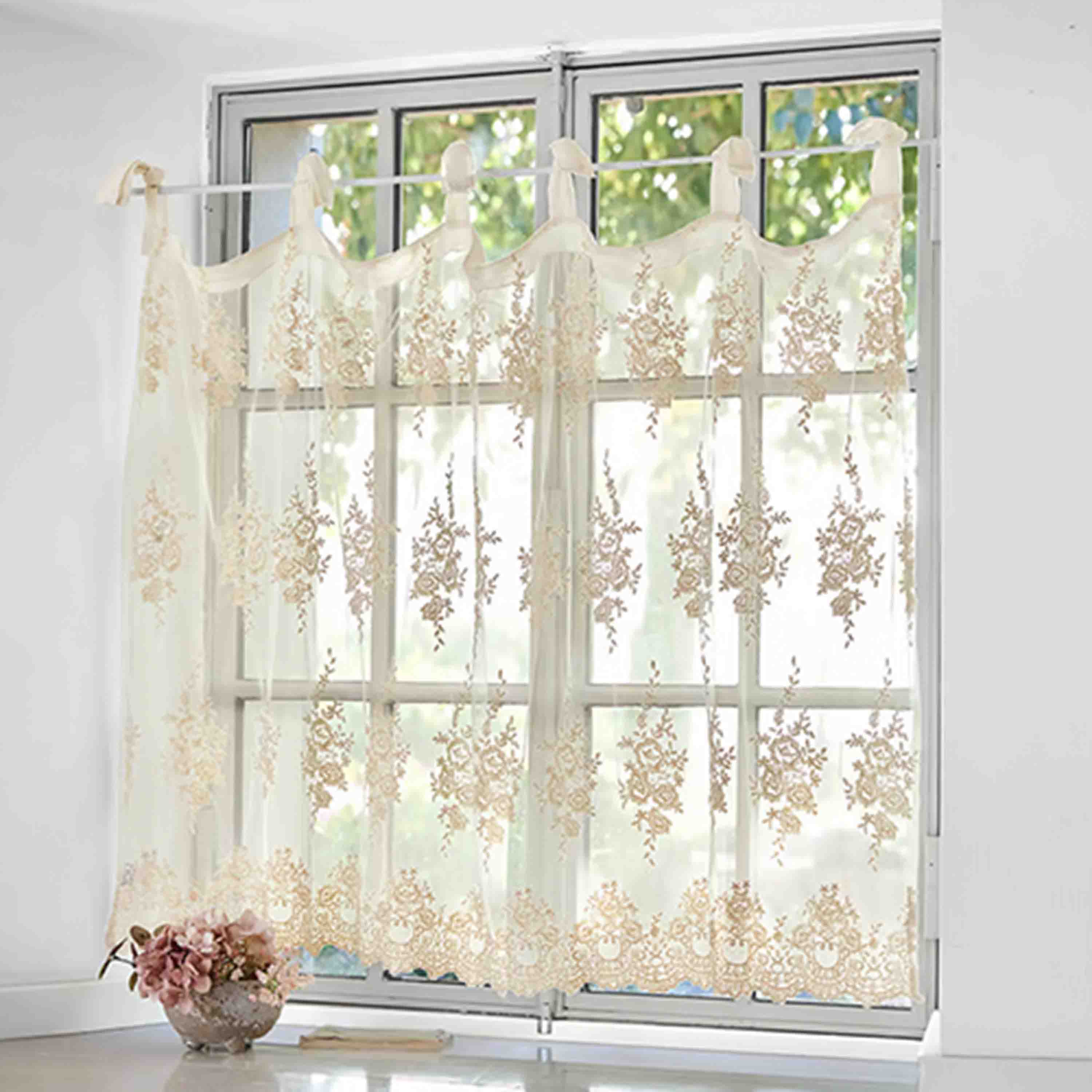 Beige bestickter Gardinenvorhang aus leichtem Stoff am Fenster, dekoratives Wohnaccessoire