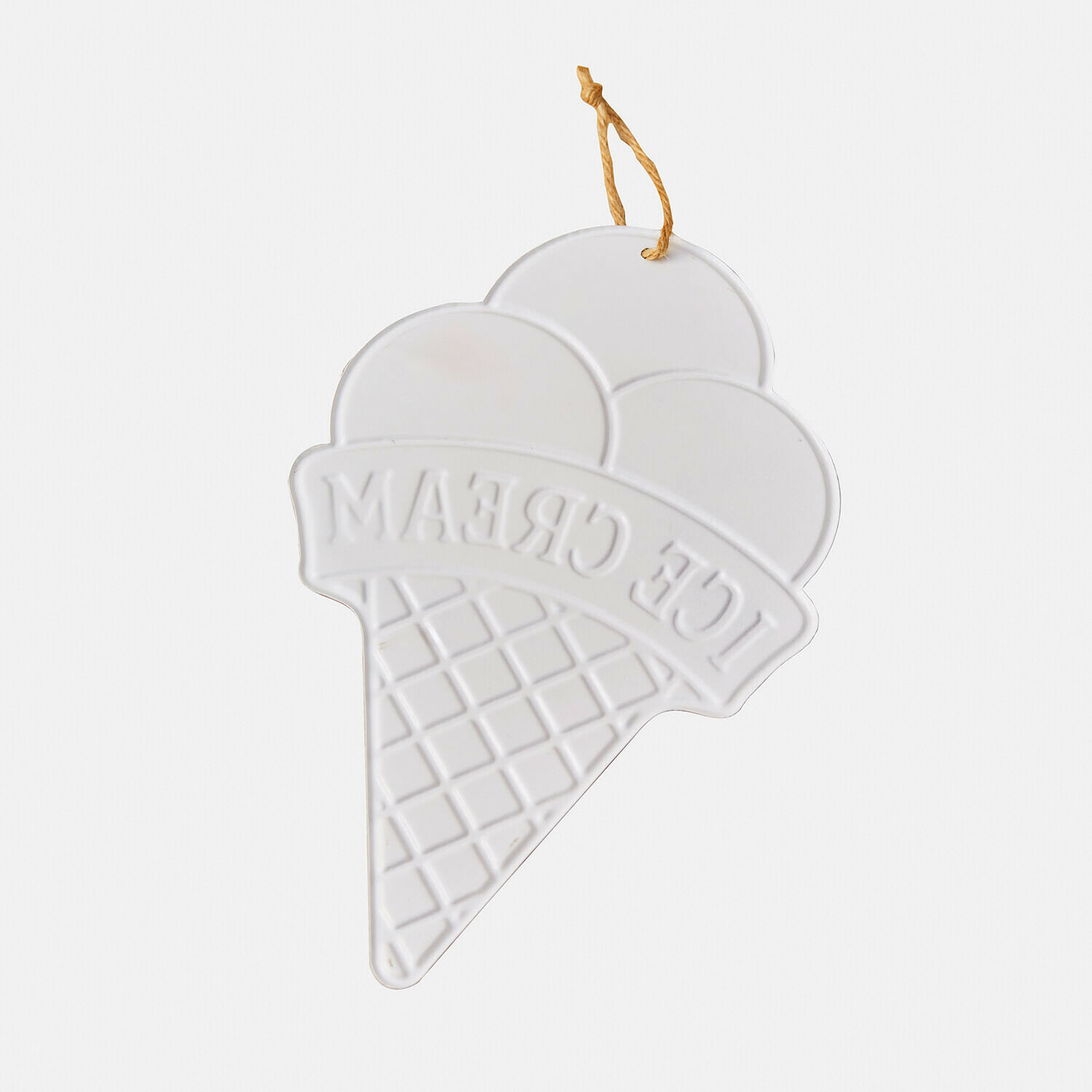 Weiße Wanddekoration in Form eines Eistütchens mit ICE CREAM Schriftzug aus Metall
