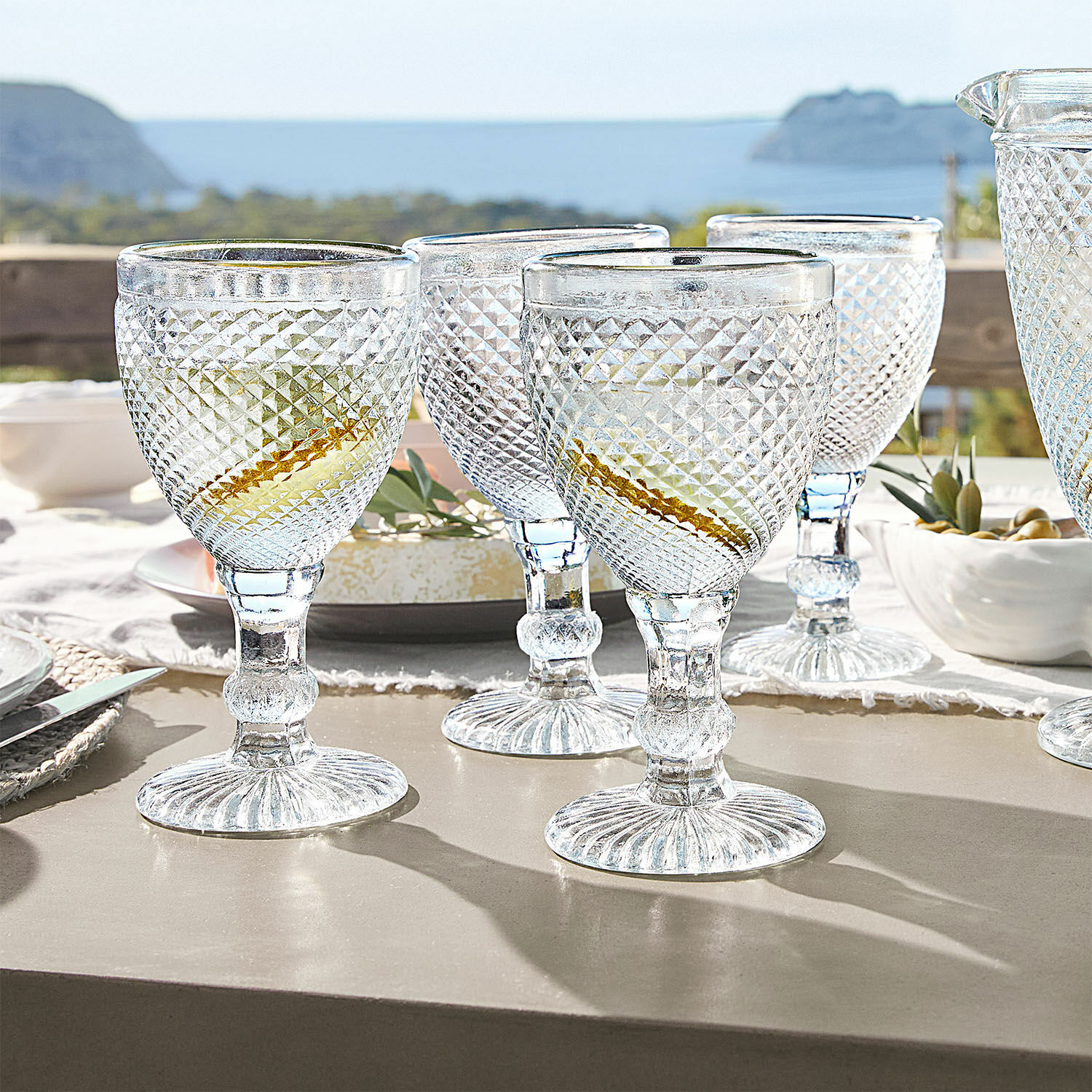 Glas 4er Set Santerre Set aus vier transparenten Reliefgläsern, ideal für Sommergetränke auf der Terrasse