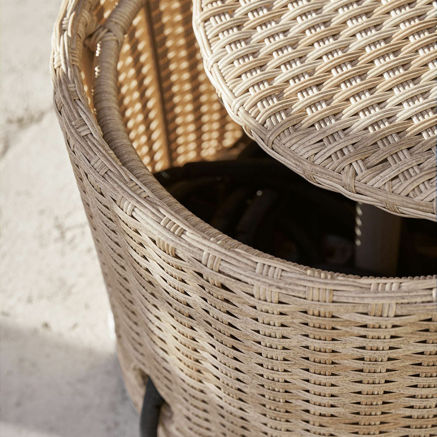 Tischplatte und Stuhllehne aus hellem Rattan mit natürlichem Look für den Garten