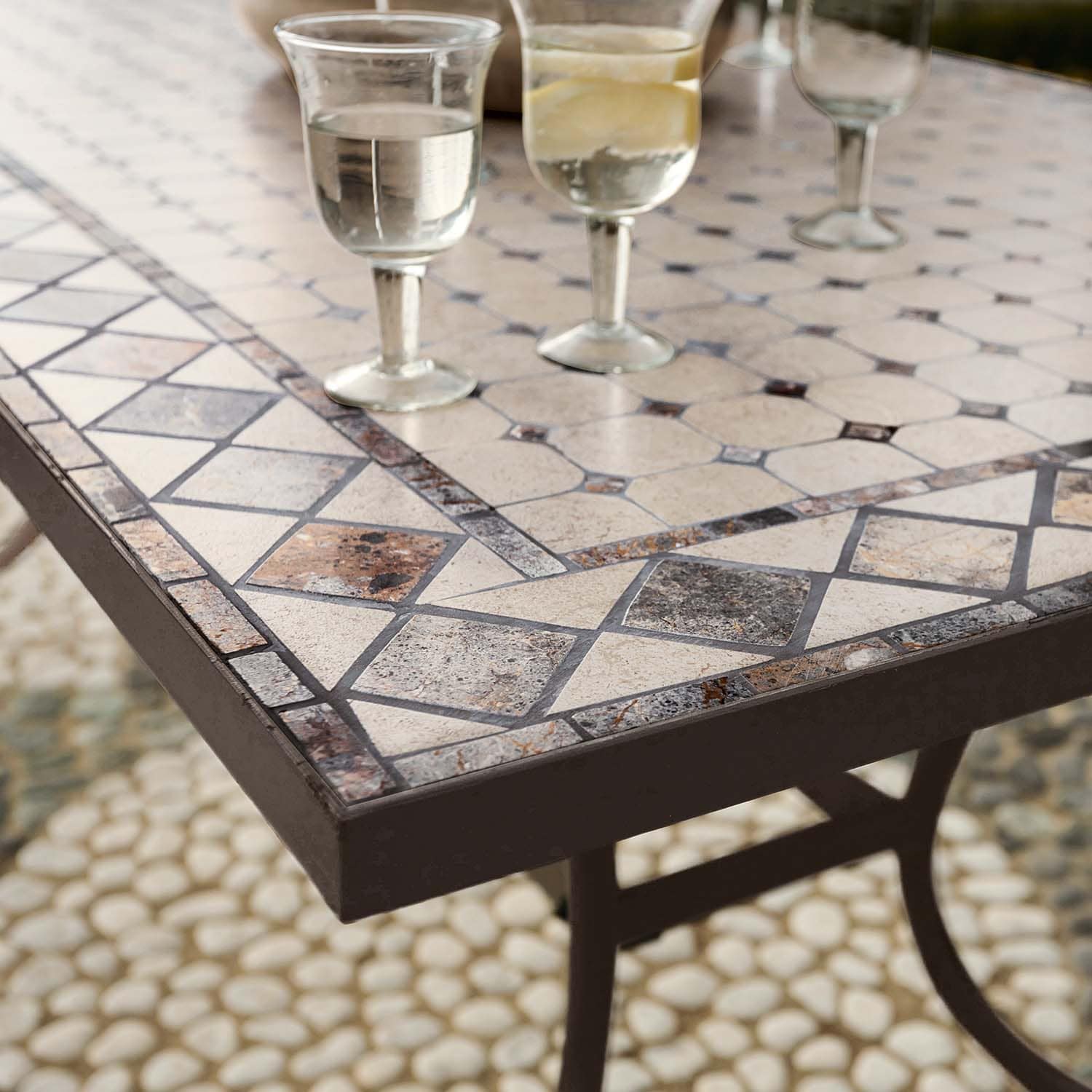 Gartentisch mit Mosaik aus Stein in Beige- und Brauntönen, Metallrahmen und Gläsern aus klarem Glas