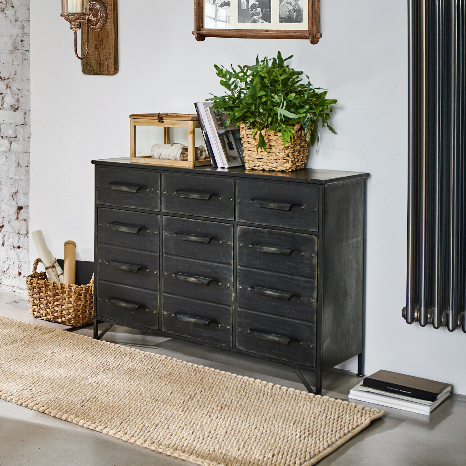 Kommode Mandres Schwarze Metallkommode im Industriestil mit Schubladen, dekoriert mit Pflanze und Büchern