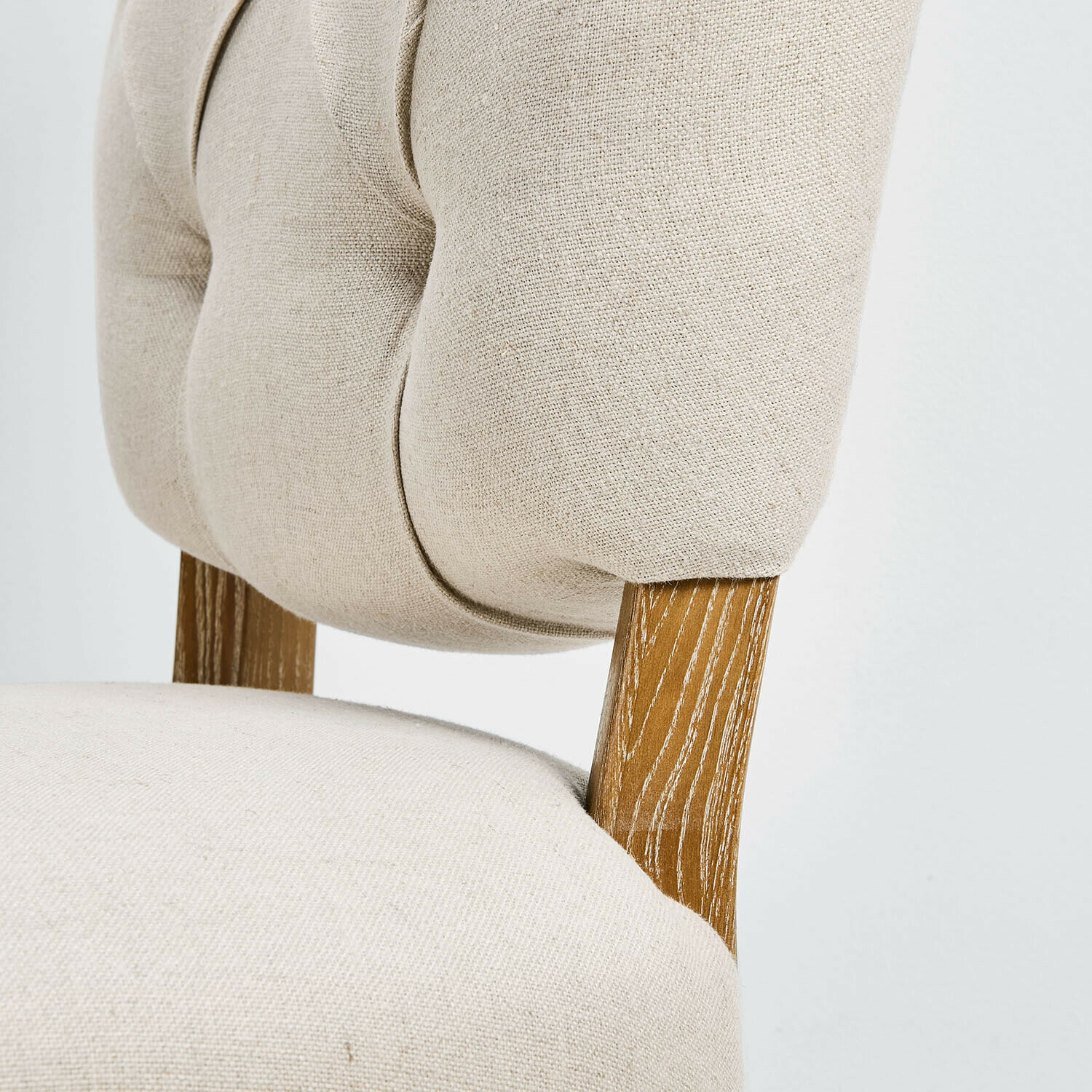Beiger Polsterstuhl mit Holzbeinen in Naturfarbe, komfortabler Stuhl für Wohnzimmer