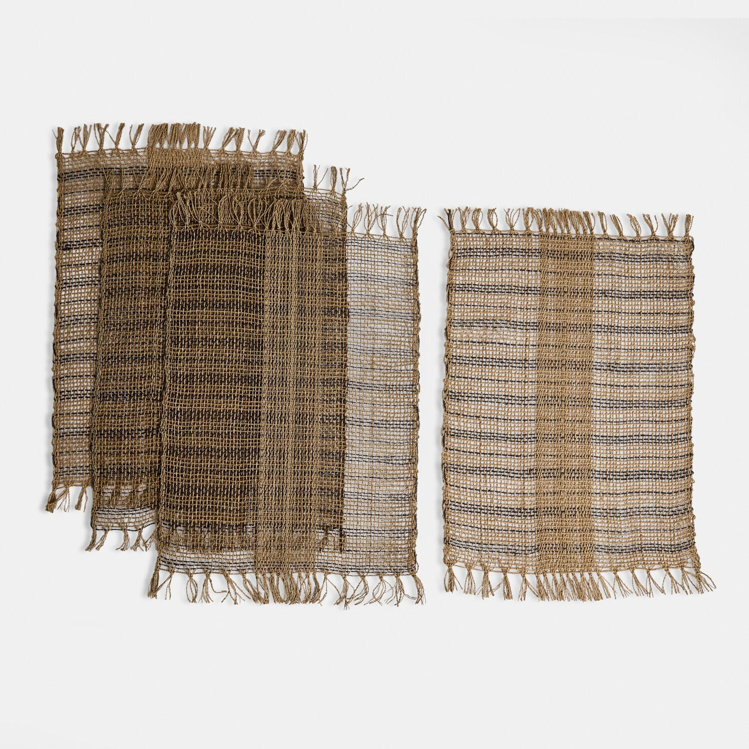 Set aus vier braunen Leinen-Tischsets mit Fransen und gestreiftem Muster für den Esstisch