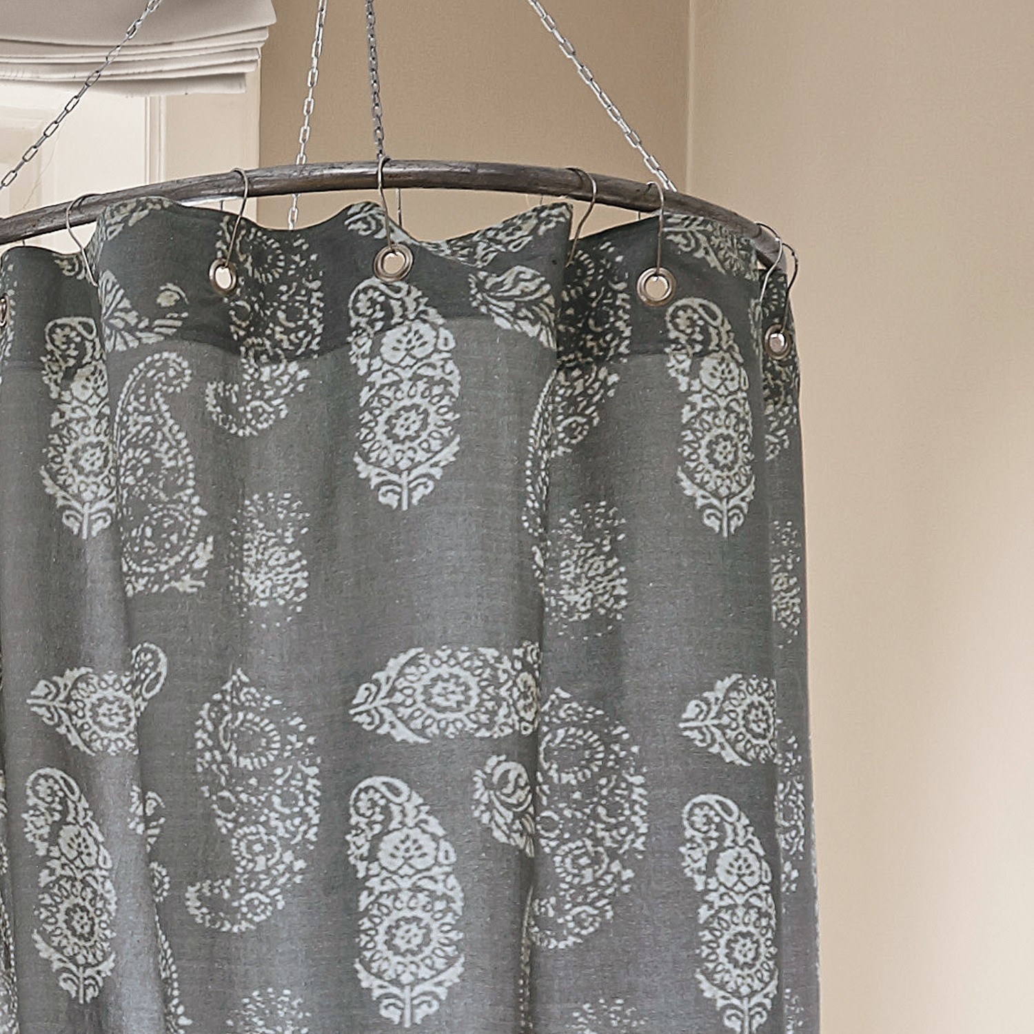 Grauer Vorhang mit weißem Paisley-Muster an rundem Metallrahmen hängend, Wohnraumdekoration