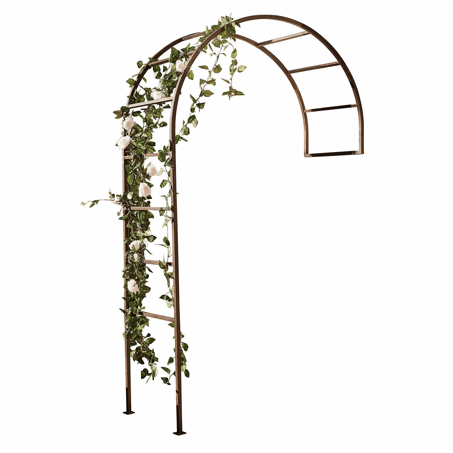 Braune Metallbogenpergola mit grünen Blättern und weißen Blumen als Gartendekoration