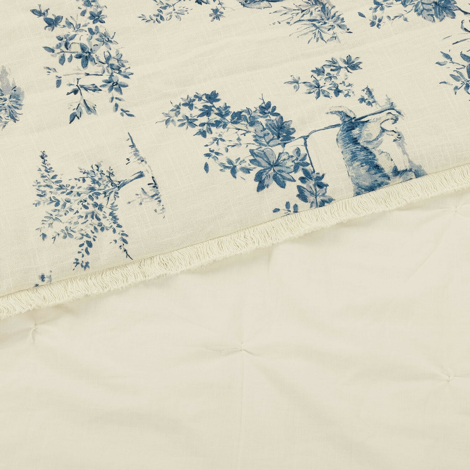 Beiger Stoff mit blauem Blumenmuster und Fransen, dekorativer Wohntextilstoff