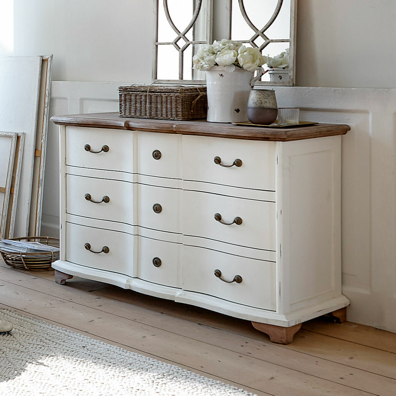 Kommode Aiguillon Weiße Holzkommode mit brauner Platte und Metallgriffen im Vintage-Stil für Wohnzimmer