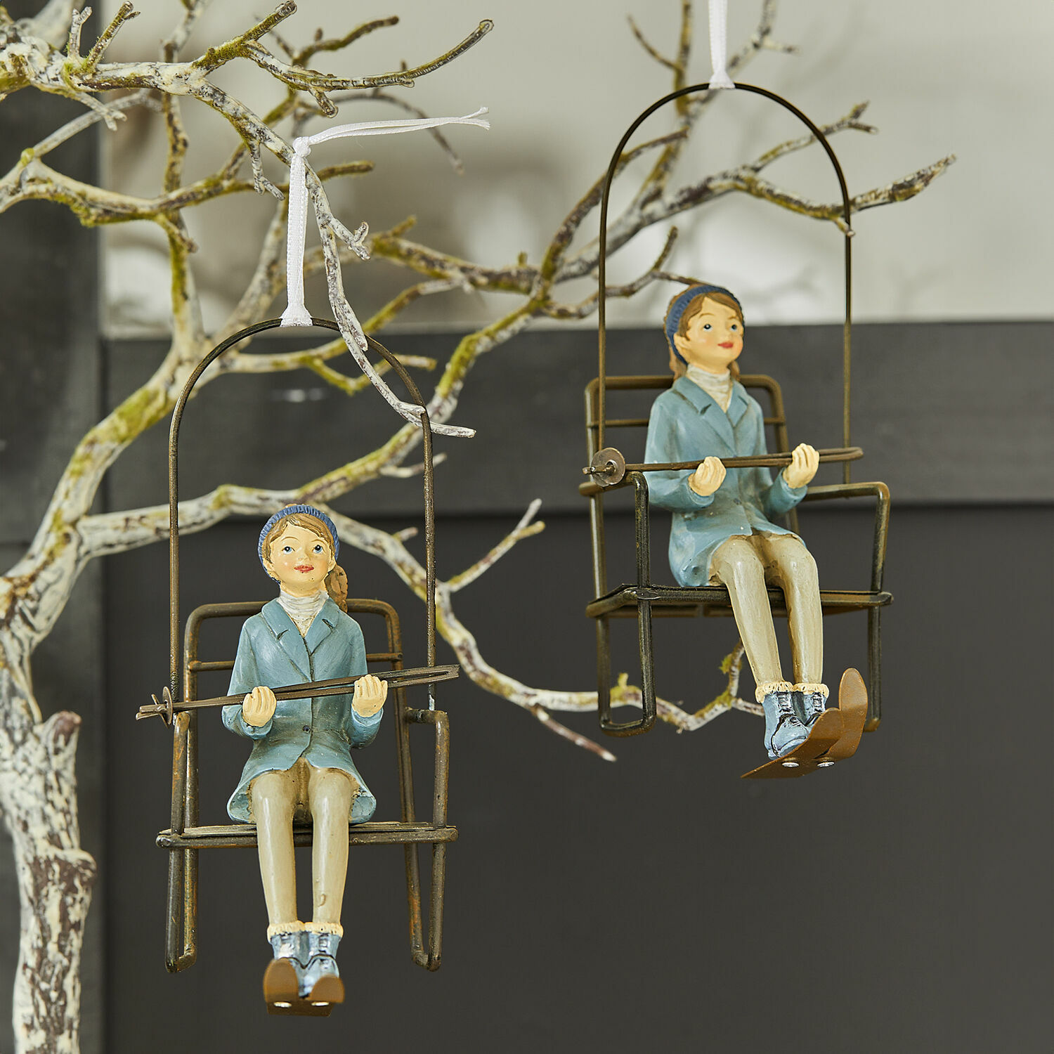 Anhänger 2er Set Herveline Dekorative Hängefiguren von Skifahrern auf Metallstühlen mit blauen Jacken